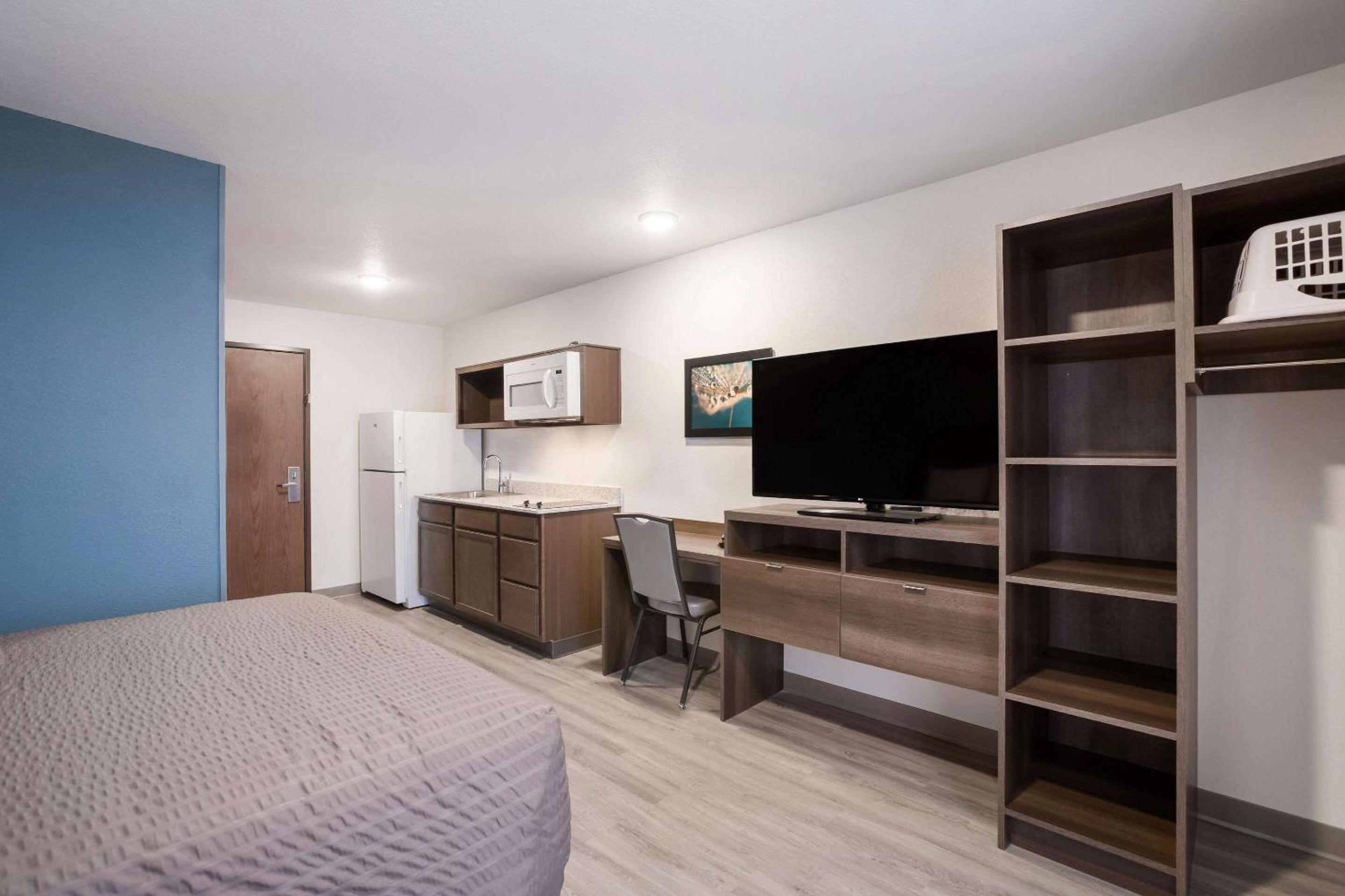 QUEEN SUITE W DISHWASHER (DISHES/COOKWARE INCLUDED) - Photo 3