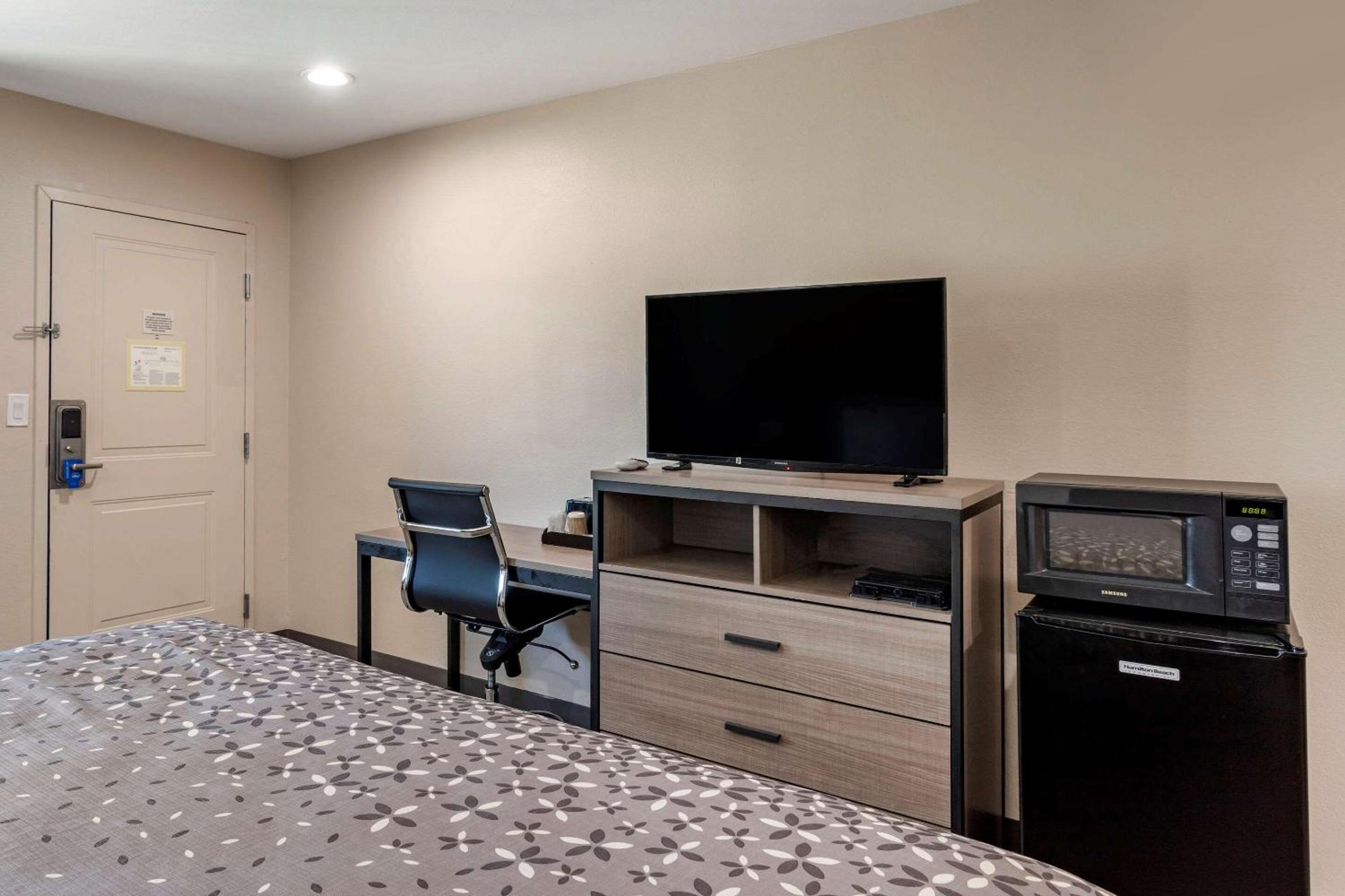 Standard King Room - Non-Smoking  photo 2