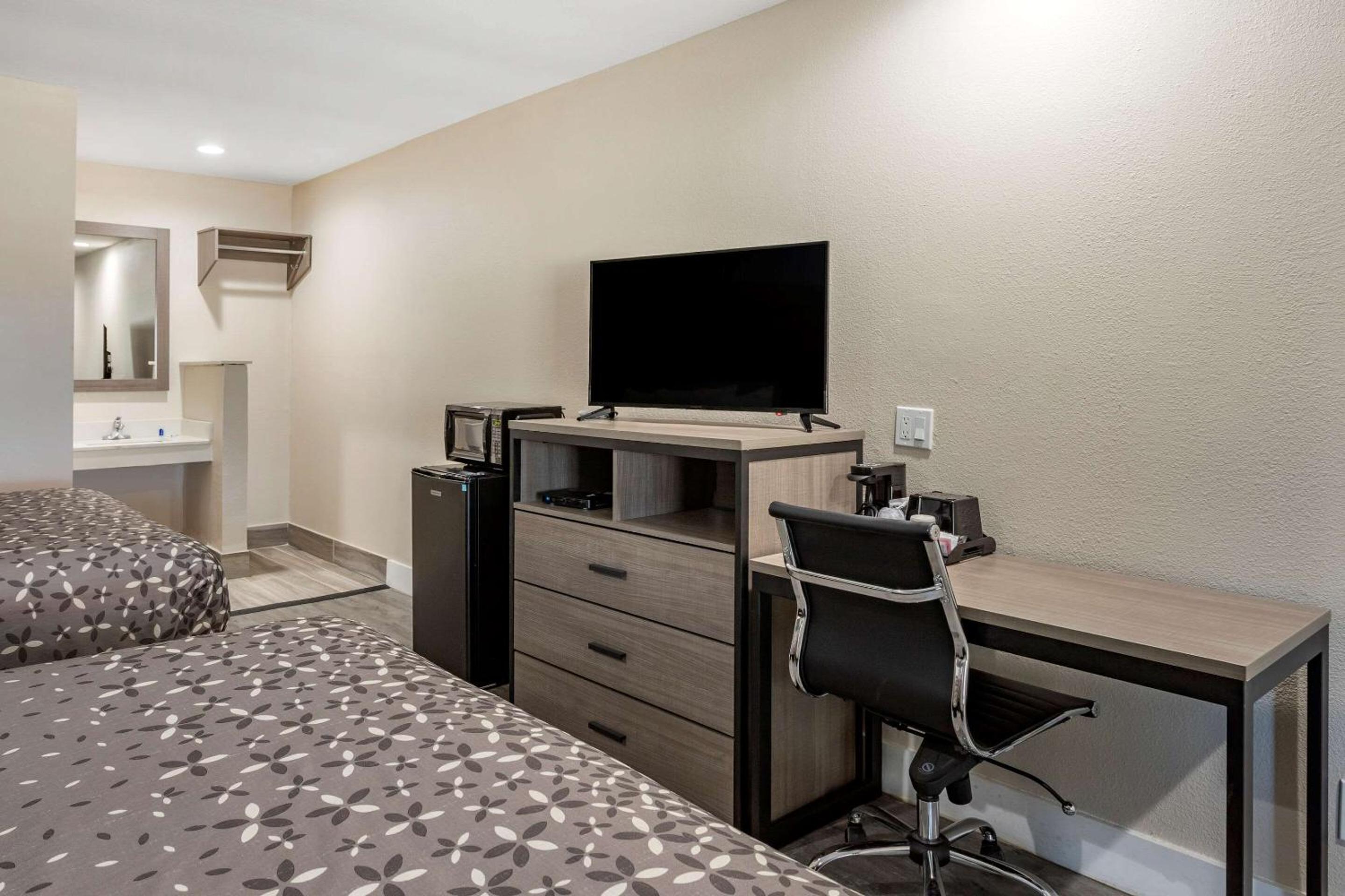 Standard Queen Room with Two Queen Beds - Non-Smoking photo 1