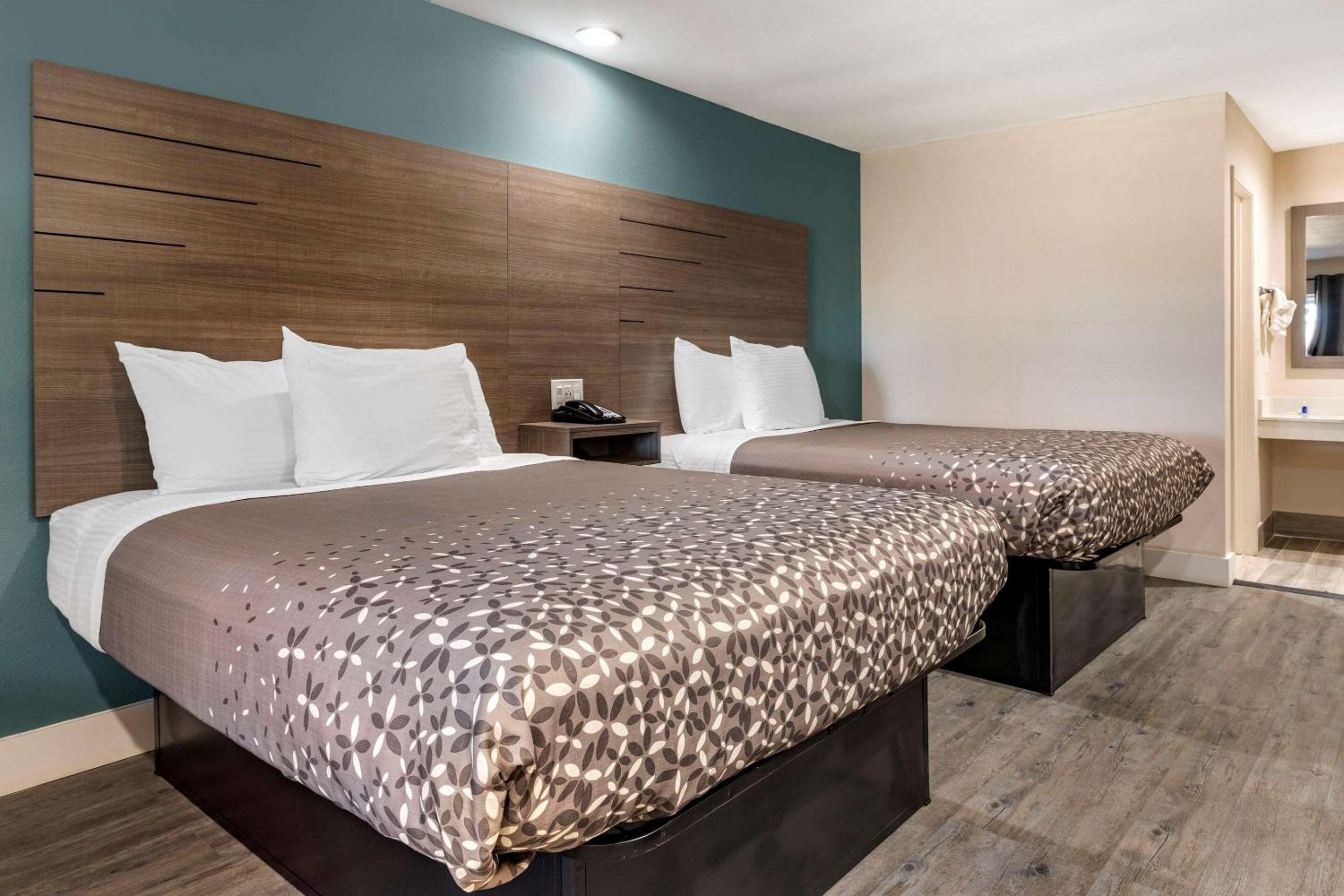 Standard Queen Room with Two Queen Beds - Non-Smoking photo 3