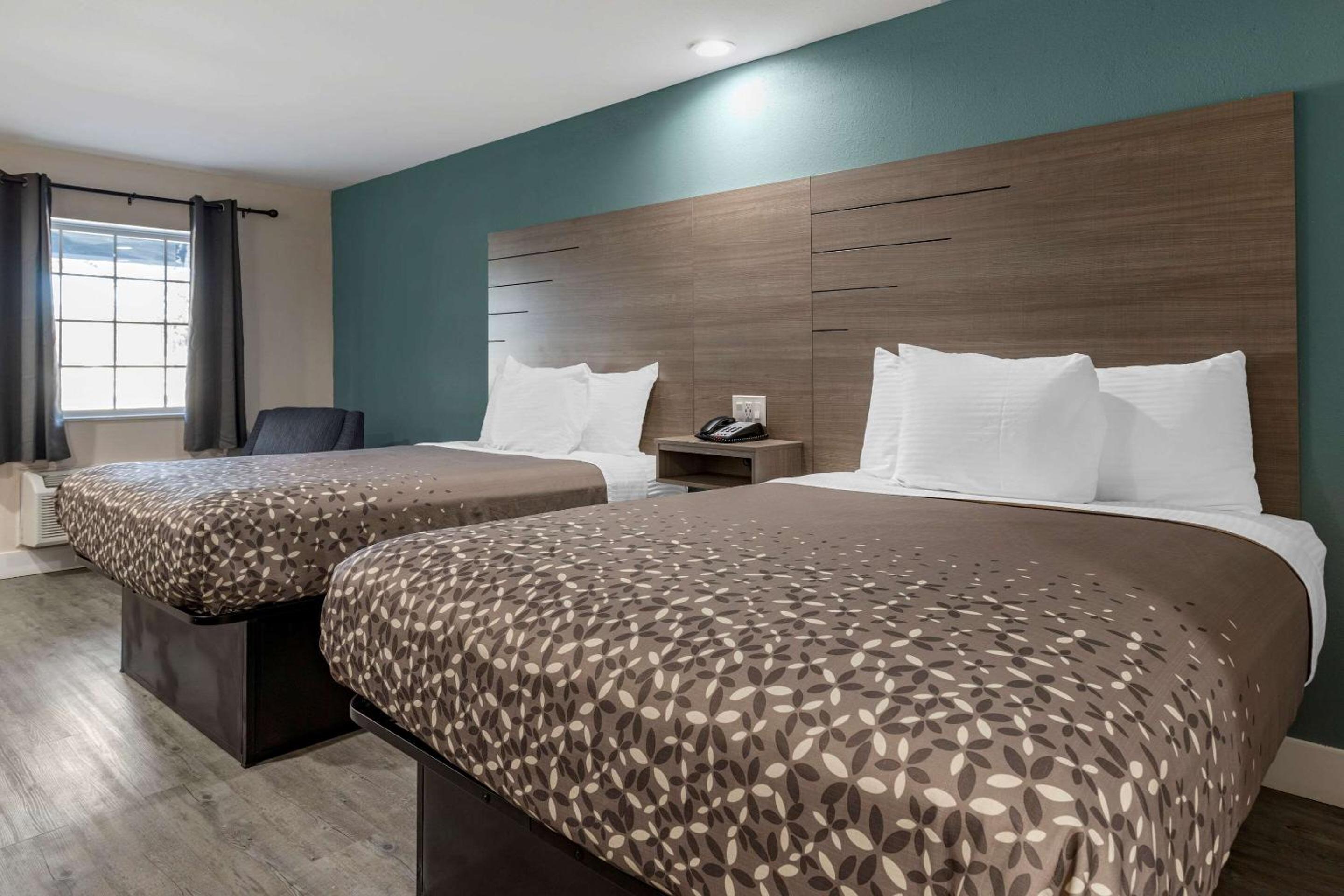 Standard Queen Room with Two Queen Beds - Non-Smoking photo 2
