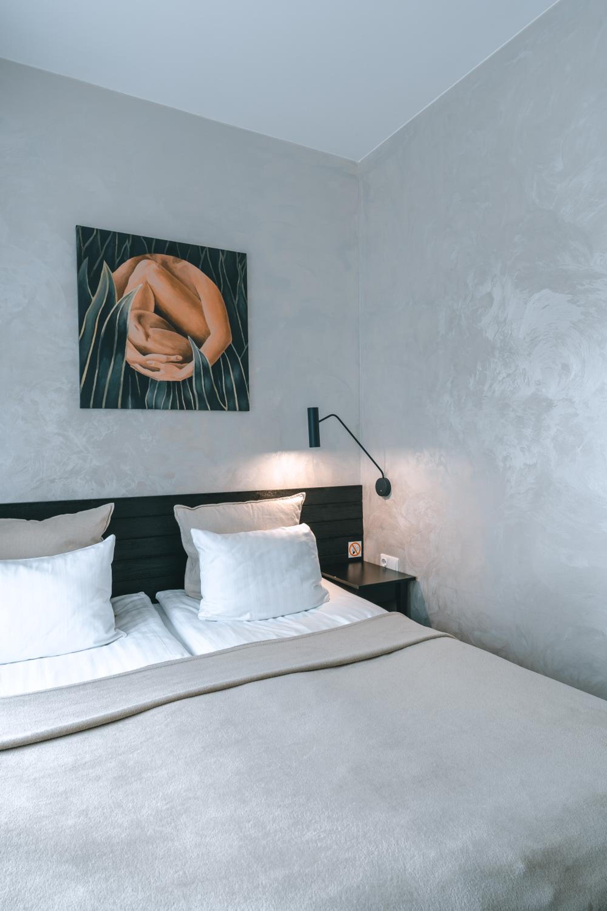 Standard Double Room - Photo 11