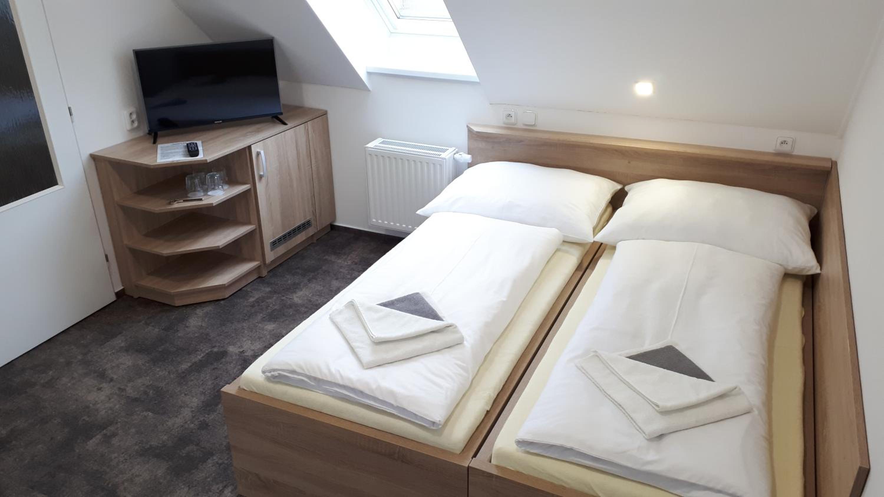 Quadruple Room with Private Bathroom photo 2