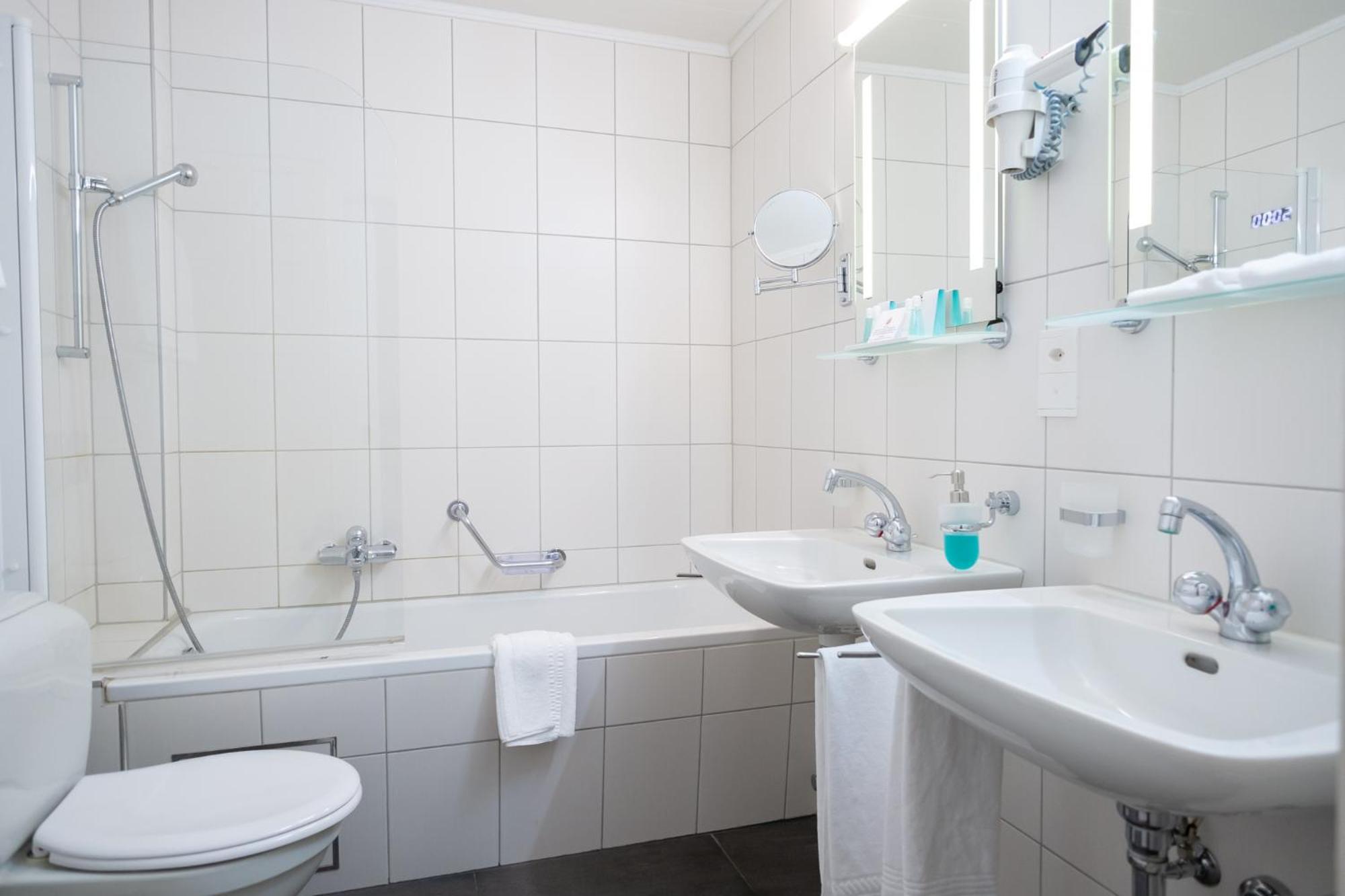 Standard Double or Twin Room - Photo 10