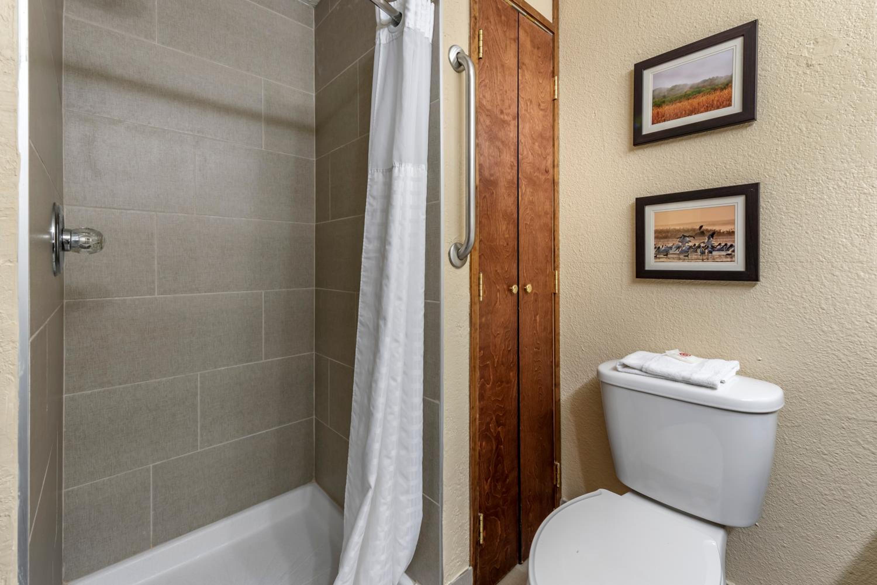 King Suite with Whirlpool - Non-smoking photo 3