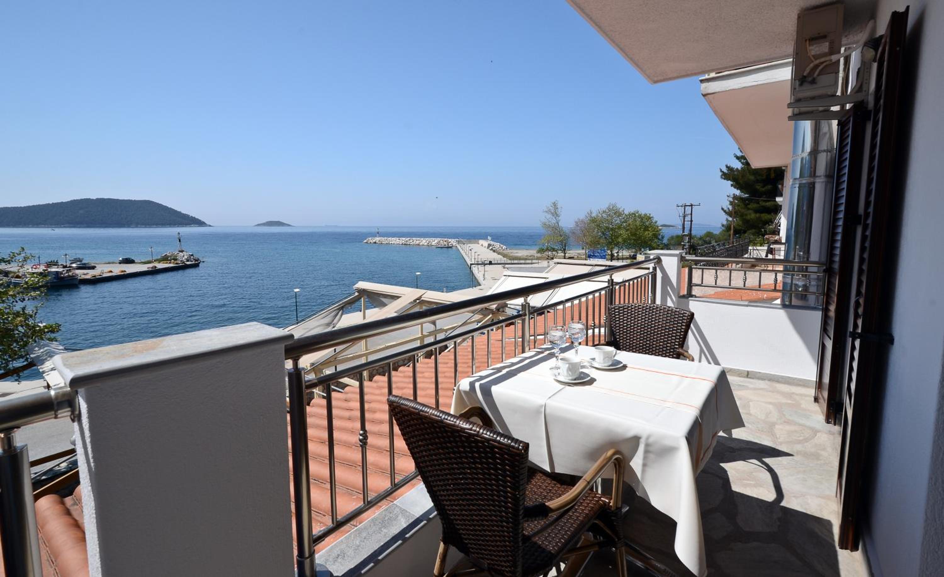 Deluxe Two-Bedroom Apartment with Sea View photo 2