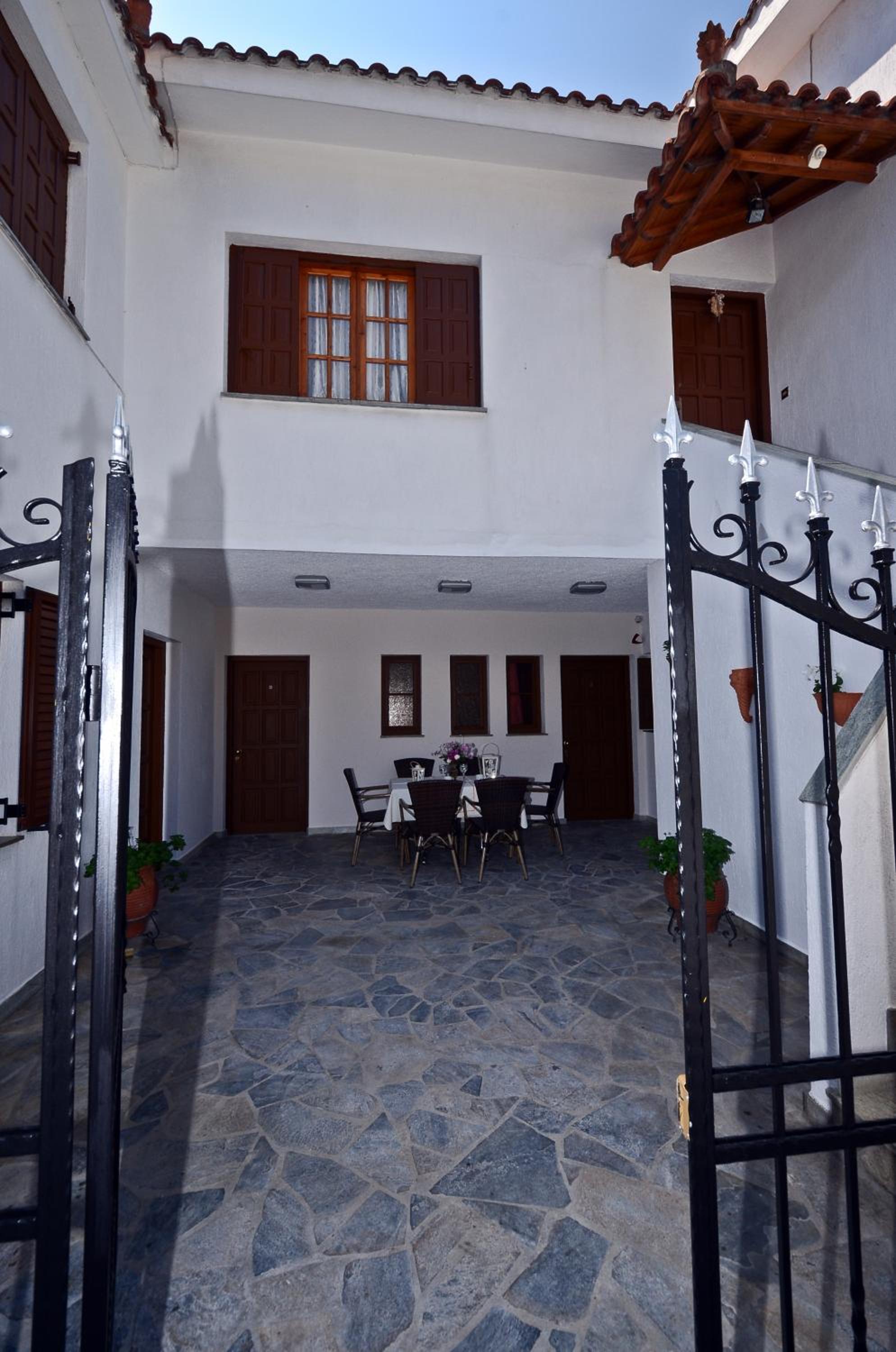 Deluxe Two-Bedroom Apartment with Sea View photo 3
