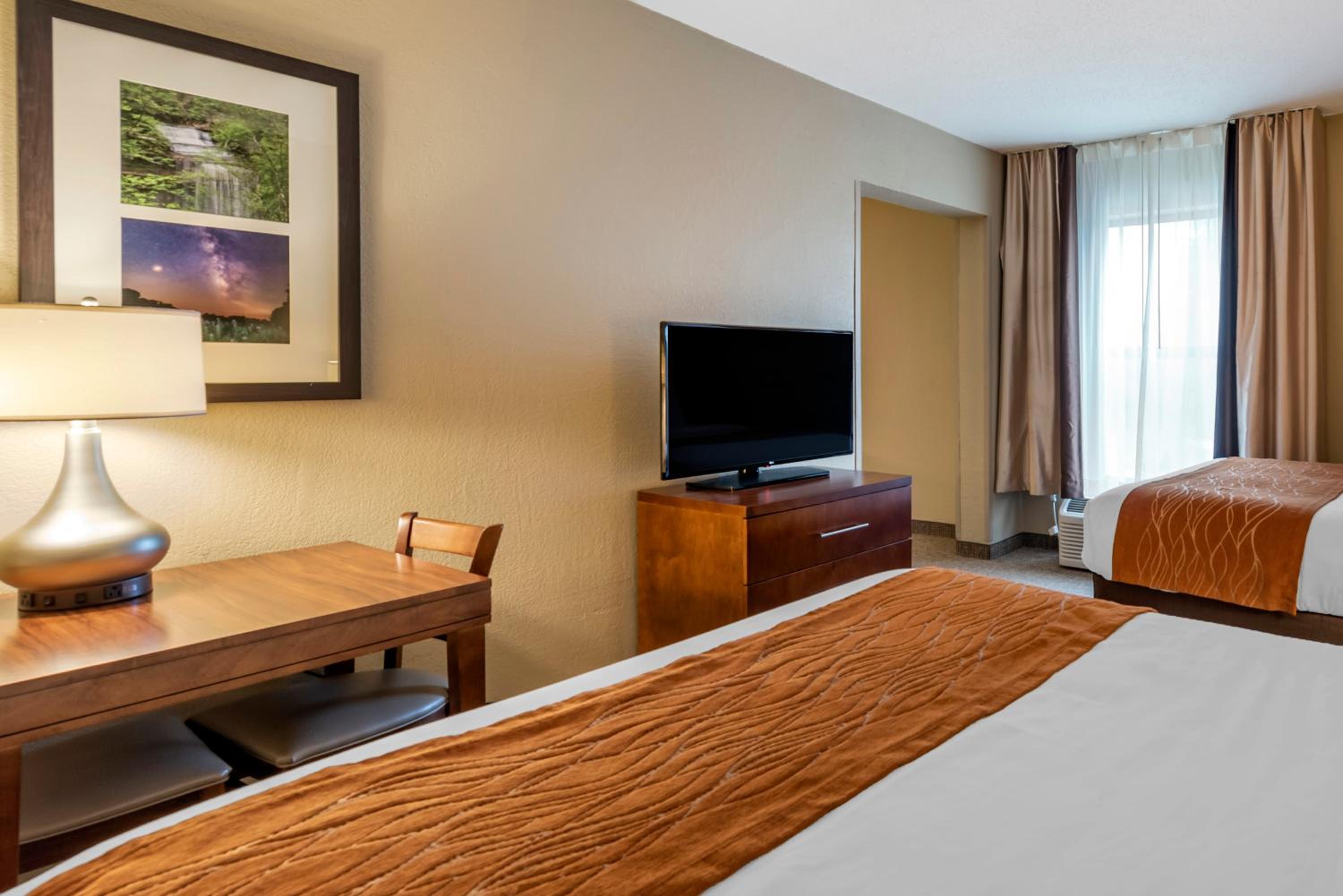Queen Room with Two Queen Beds - Non Smoking - Photo 3