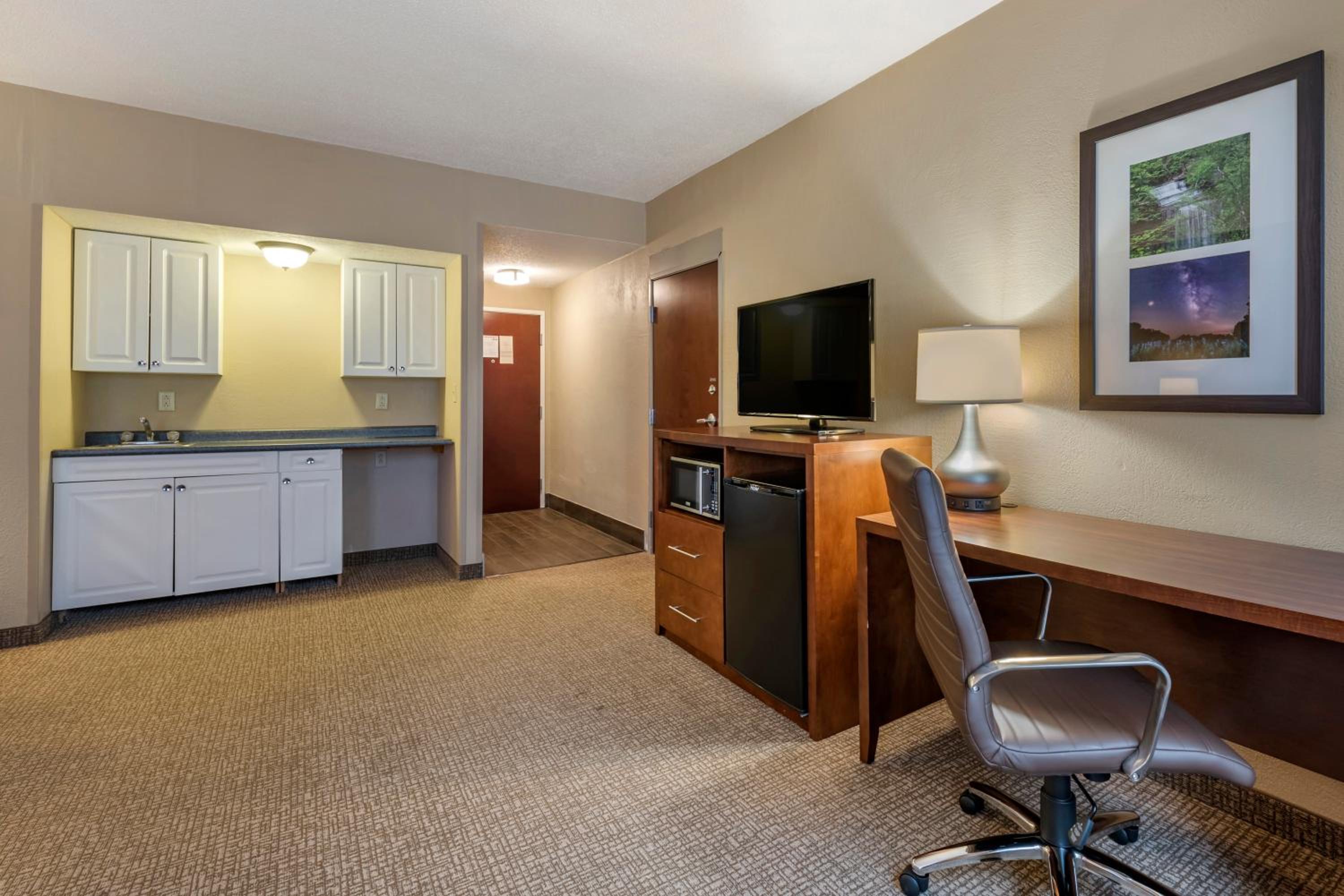 King Room with Wet Bar - Non Smoking - Photo 1