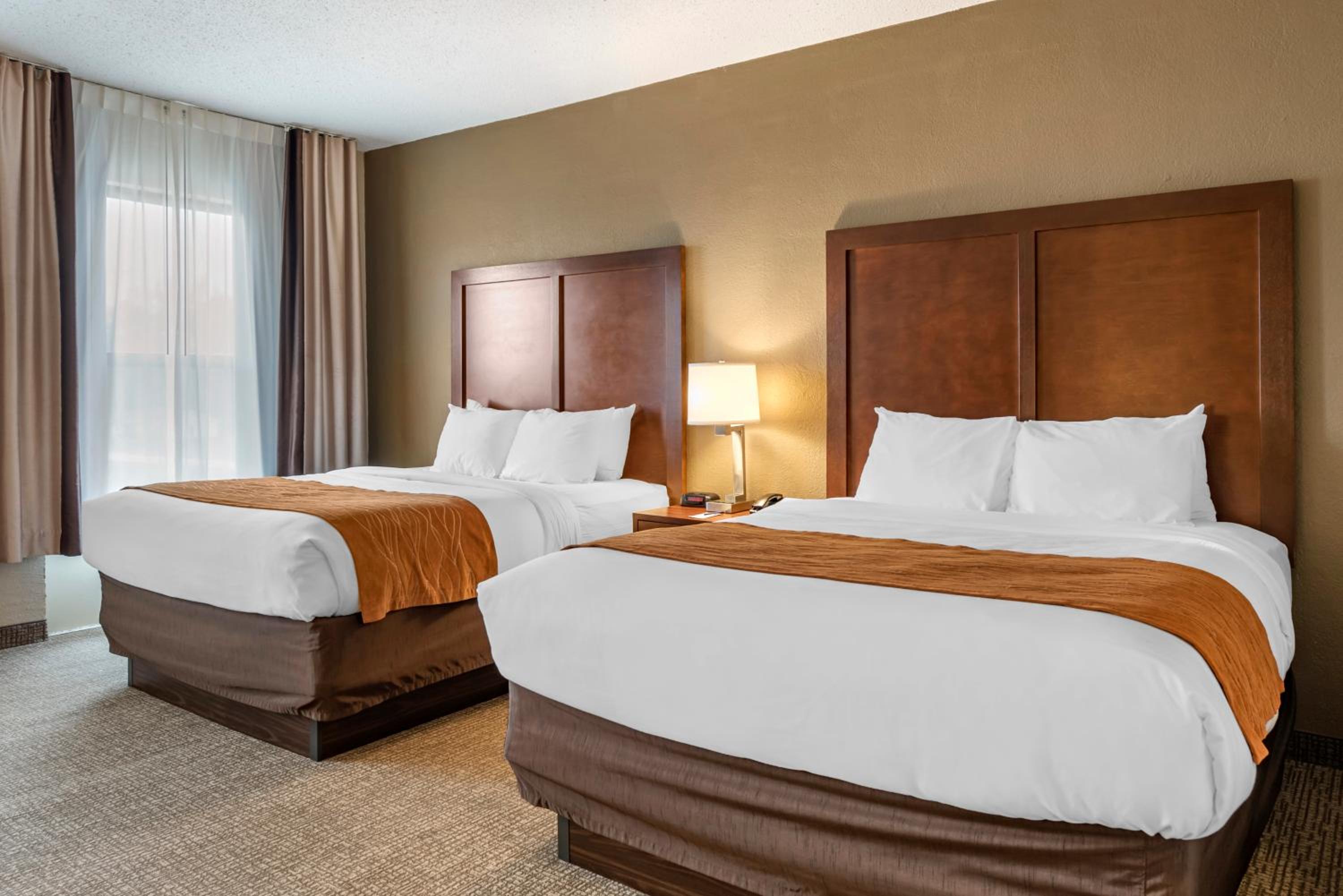 Queen Room with Two Queen Beds and Wet Bar - Non Smoking - Photo 4
