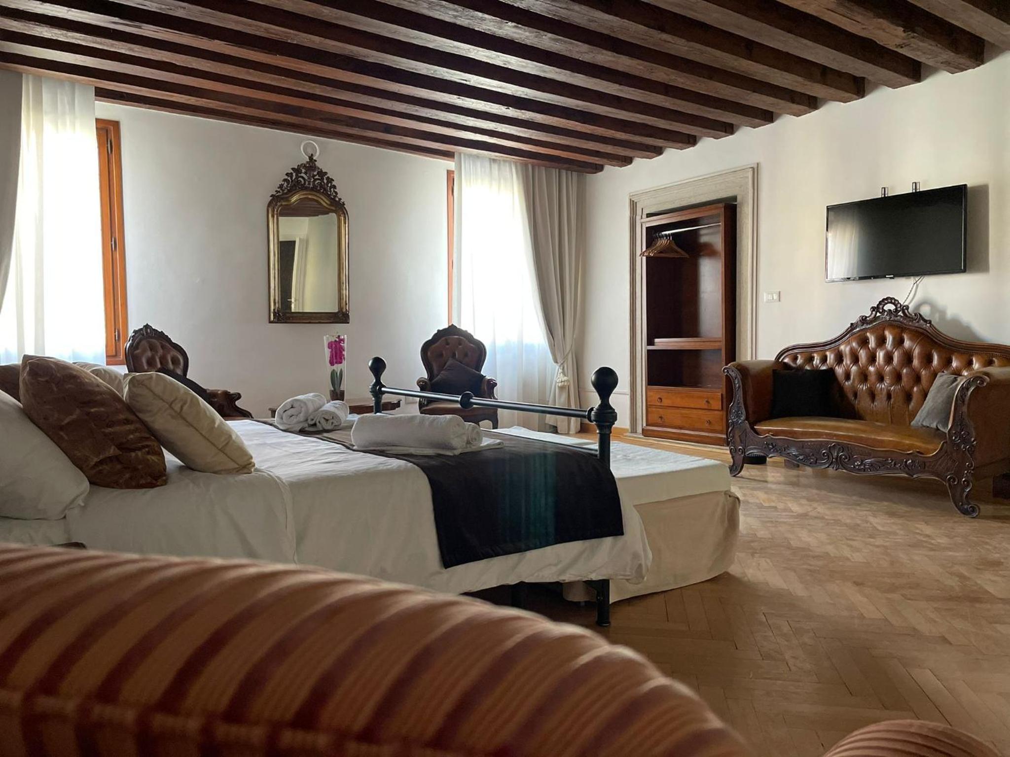 Double Room with Canal View and Shared Bathroom photo 3
