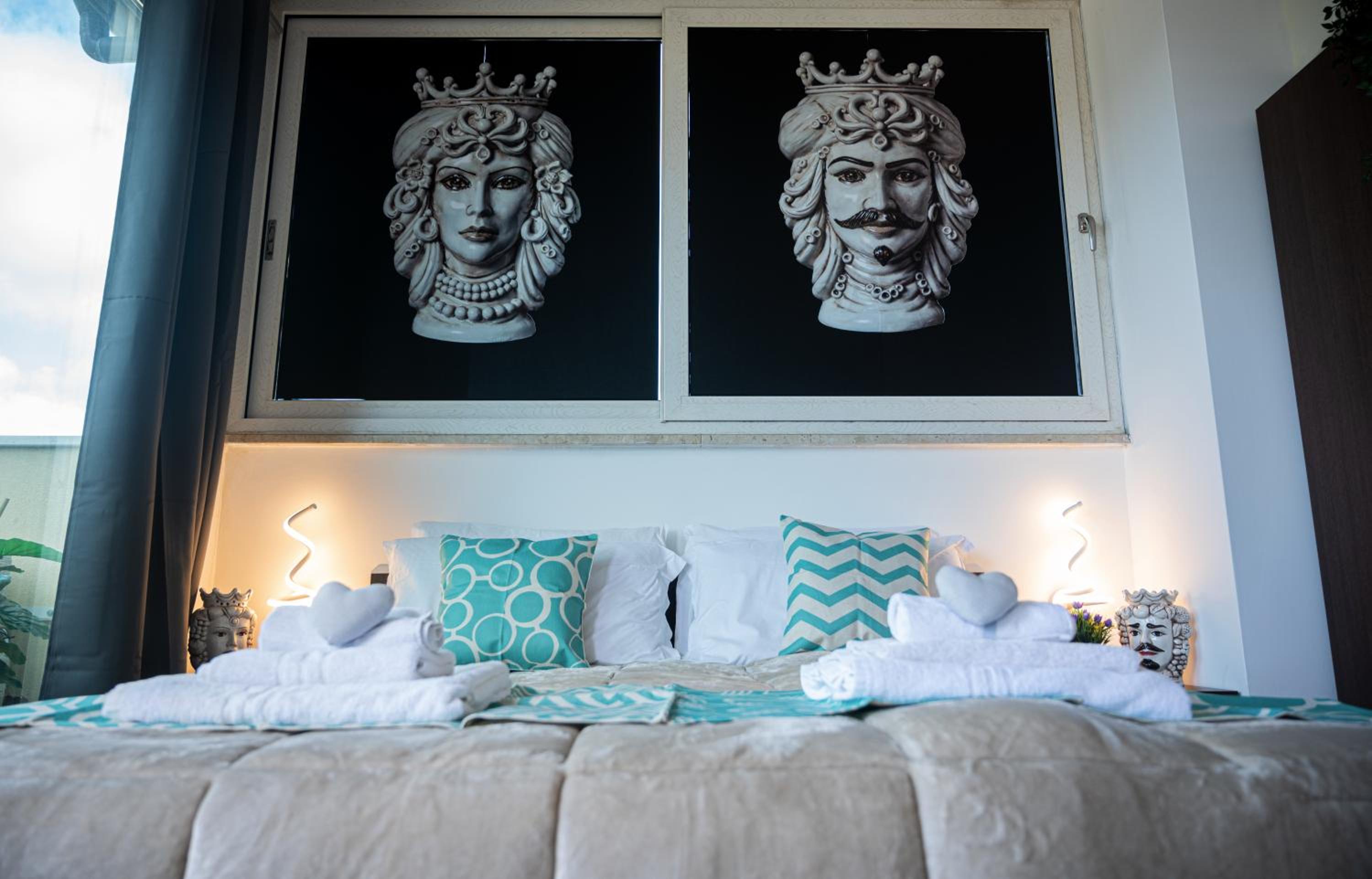 Deluxe Double Room with Balcony - Photo 11