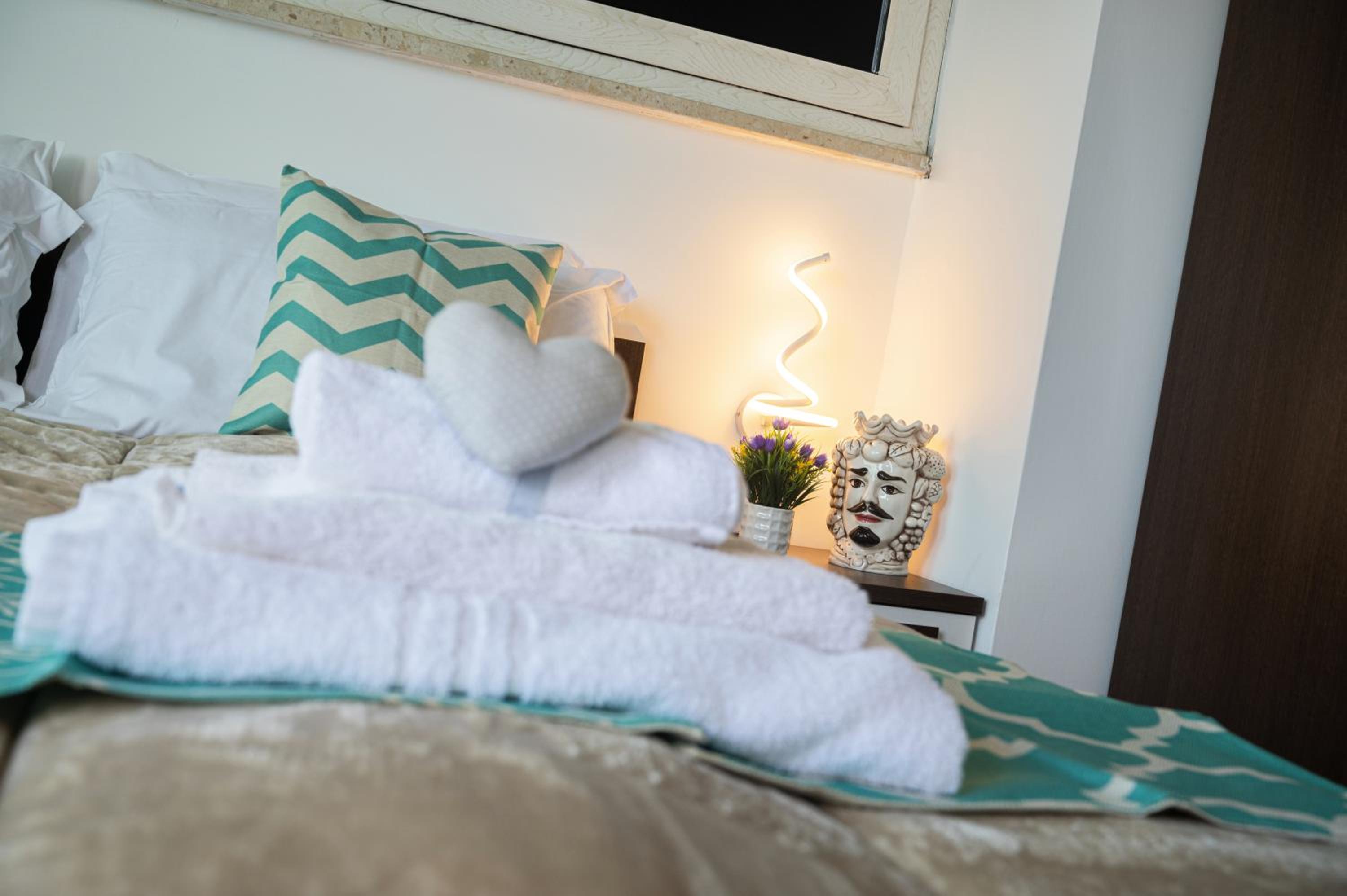 Deluxe Double Room with Balcony - Photo 16