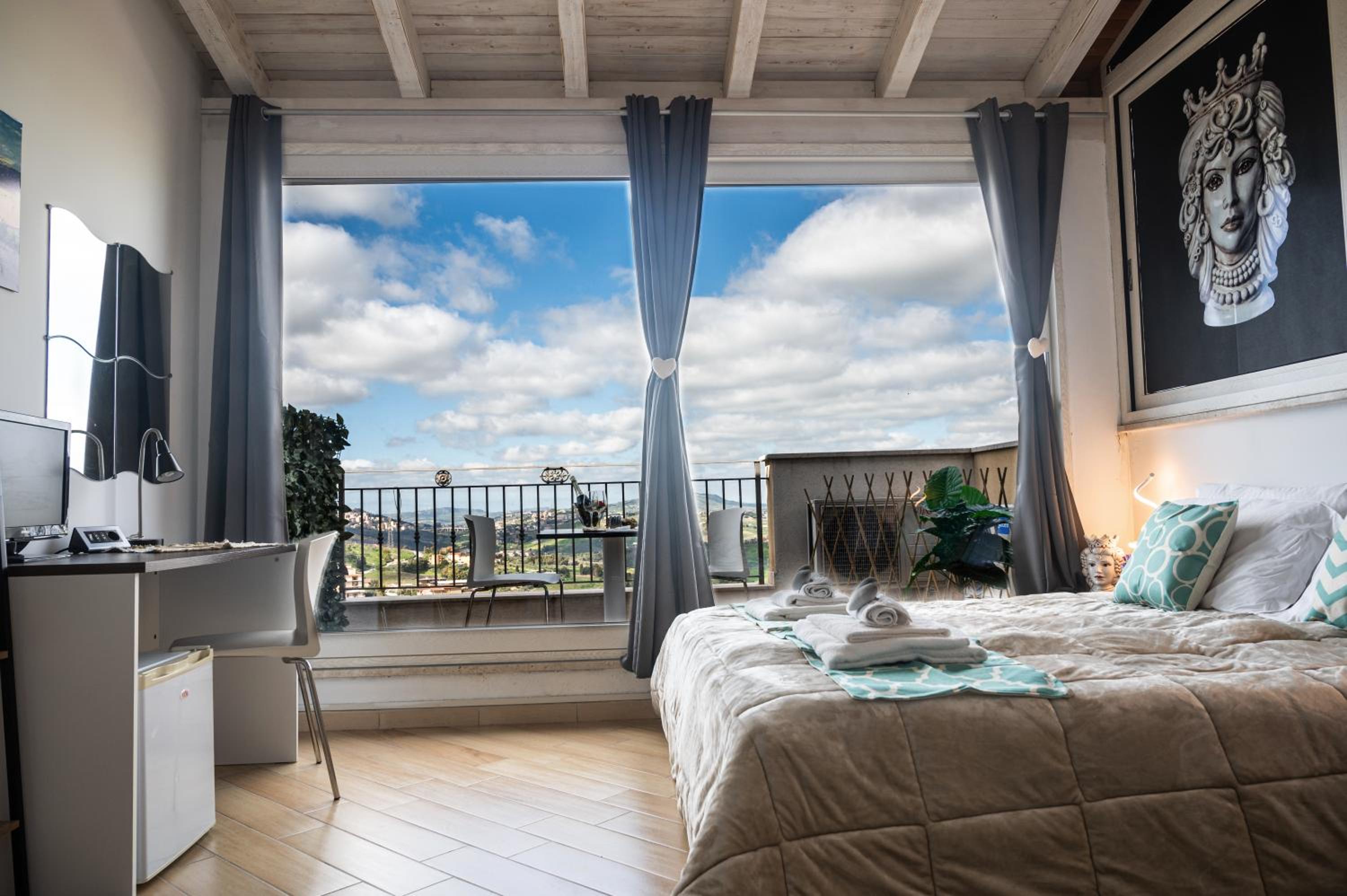 Deluxe Double Room with Balcony - Photo 12