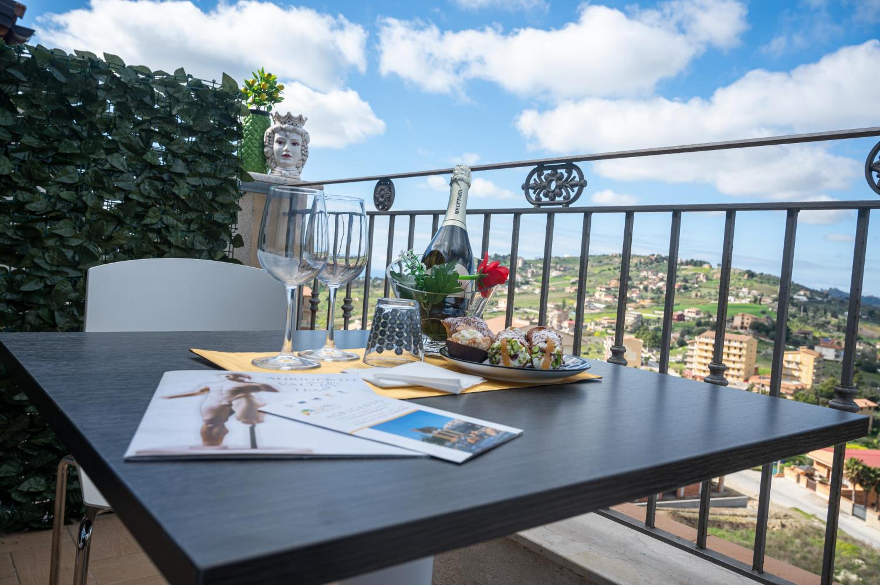 Deluxe Double Room with Balcony - Photo 5