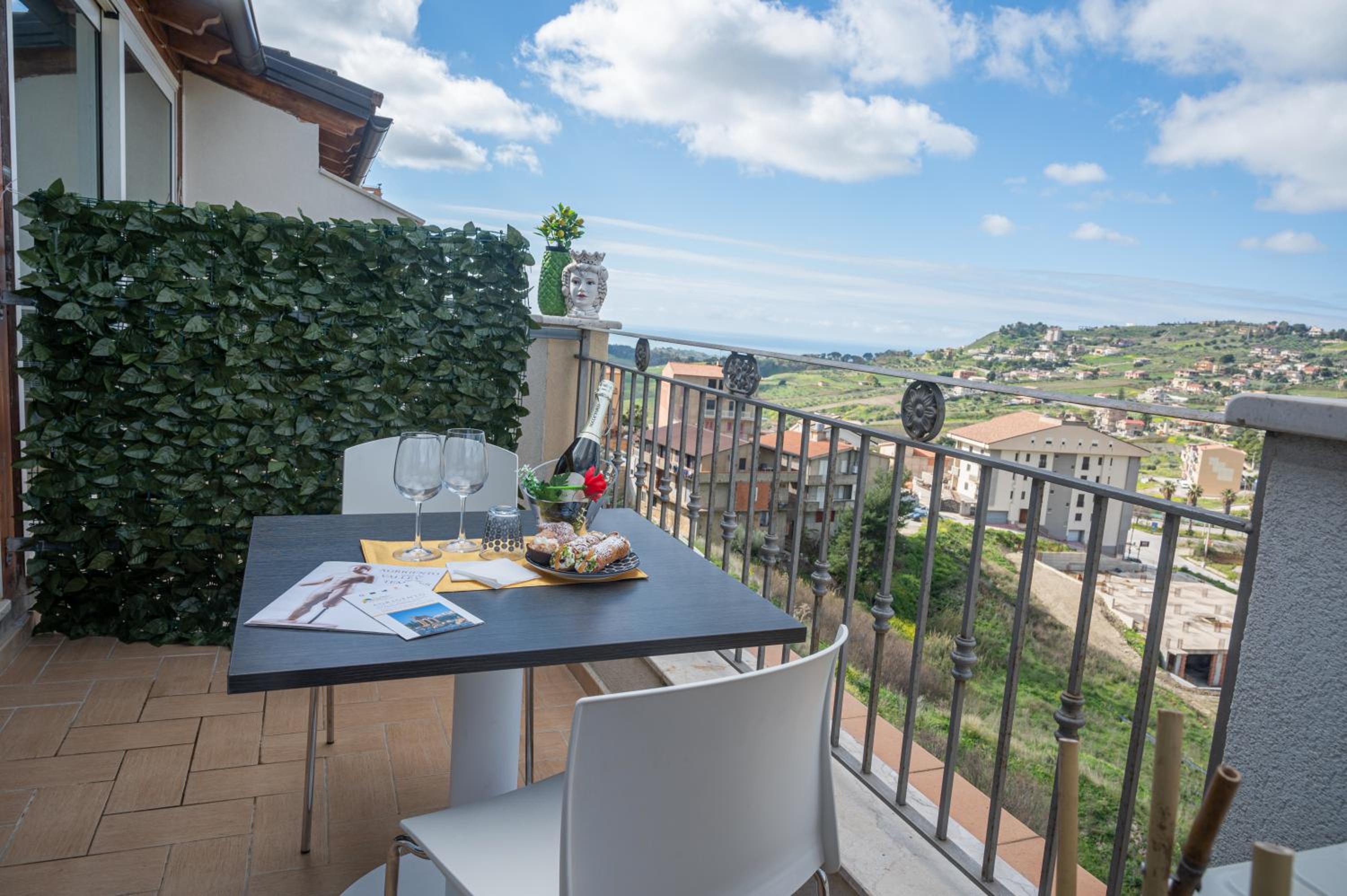 Deluxe Double Room with Balcony - Photo 13