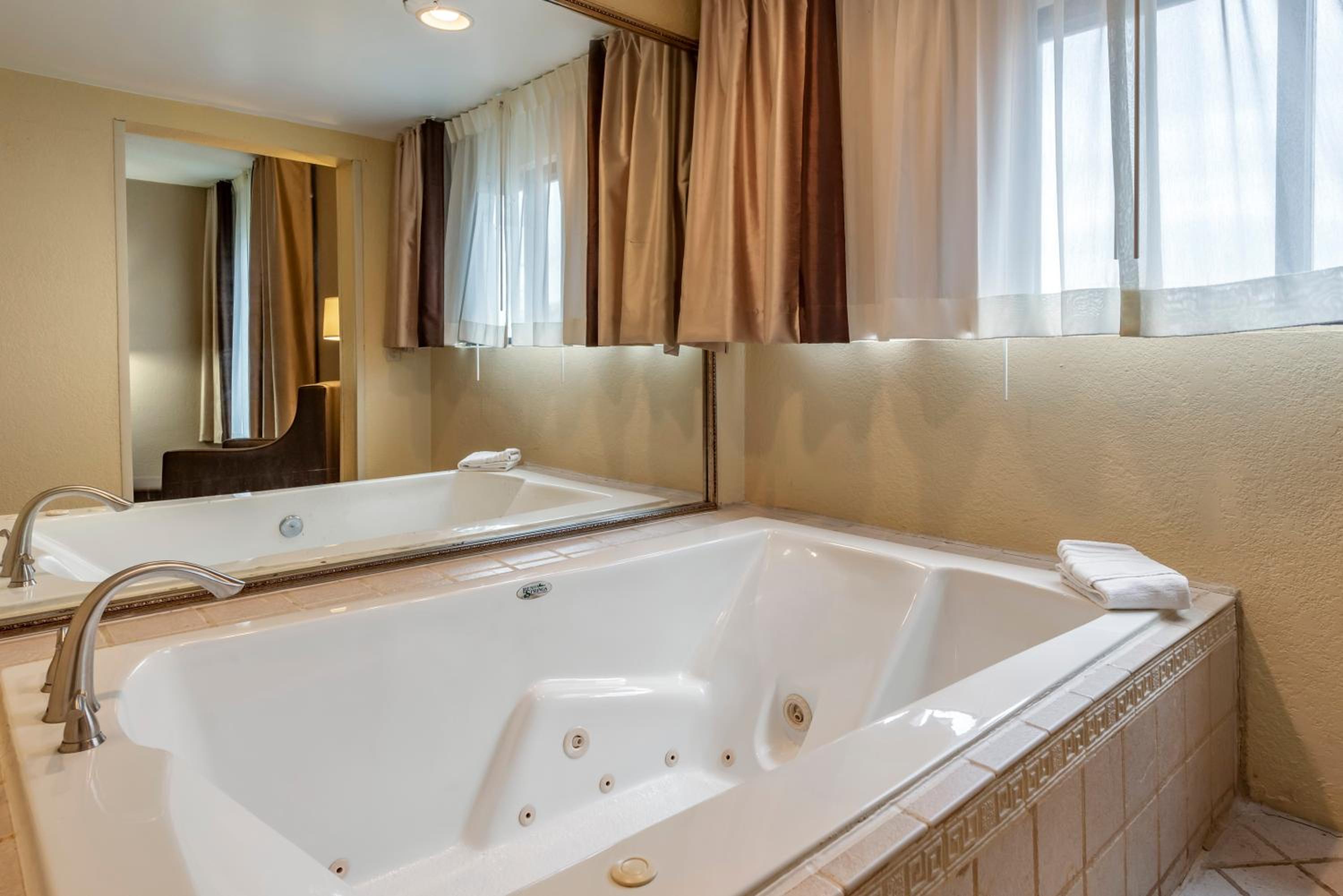 King Suite - Non-Smoking - Photo 2