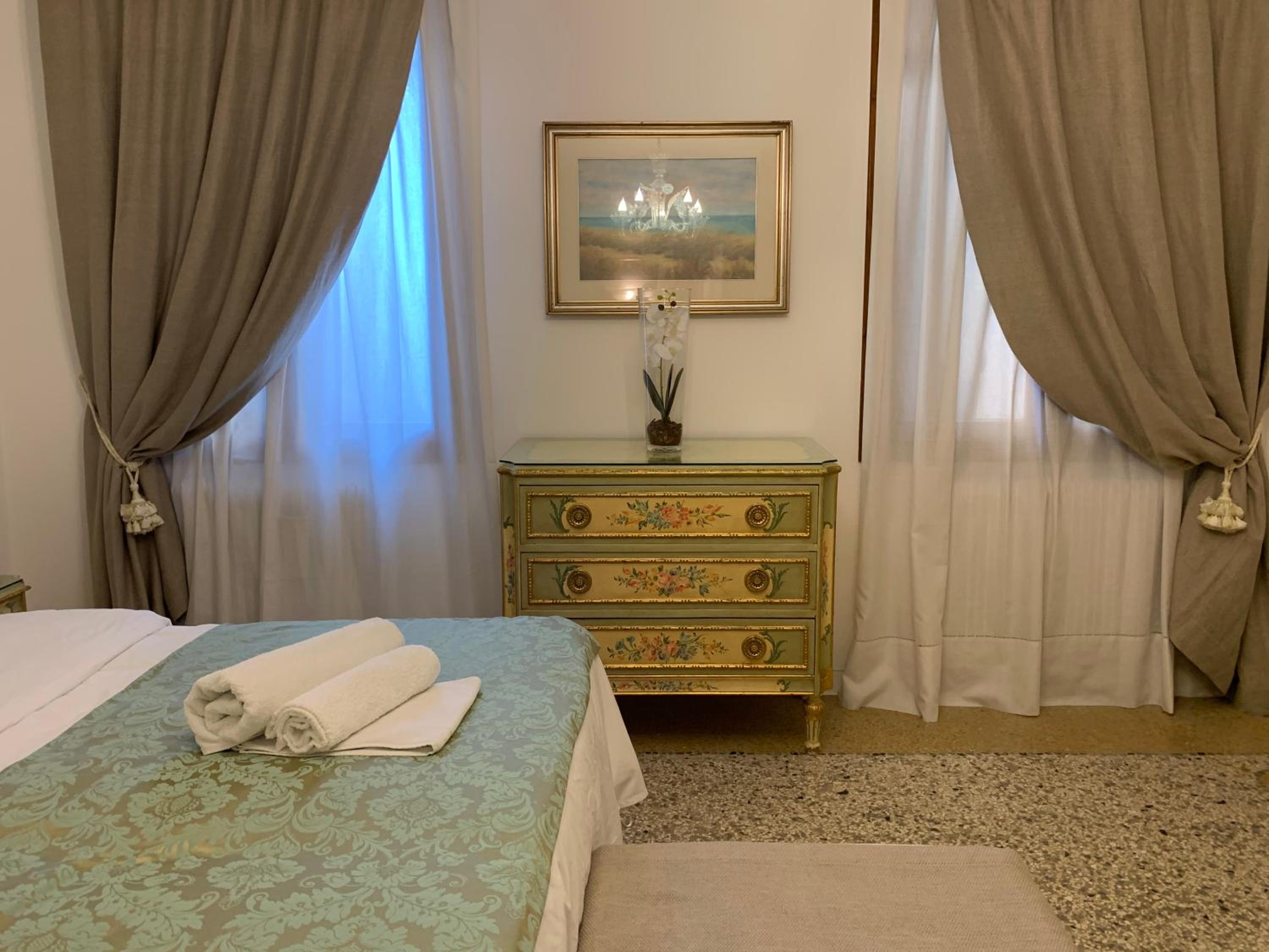 Twin Room with Shared Bathroom photo 2