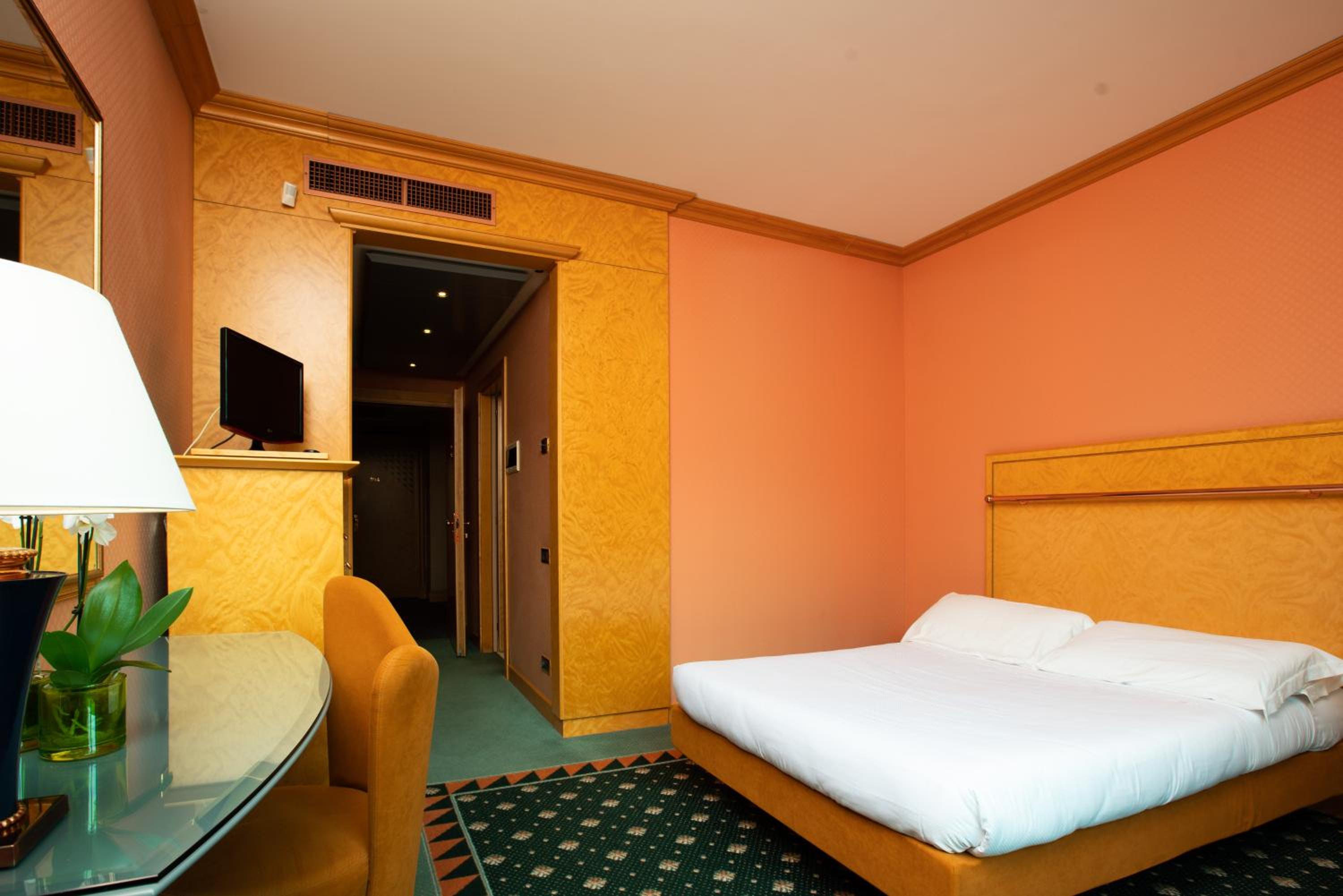 Twin Room - Photo 19