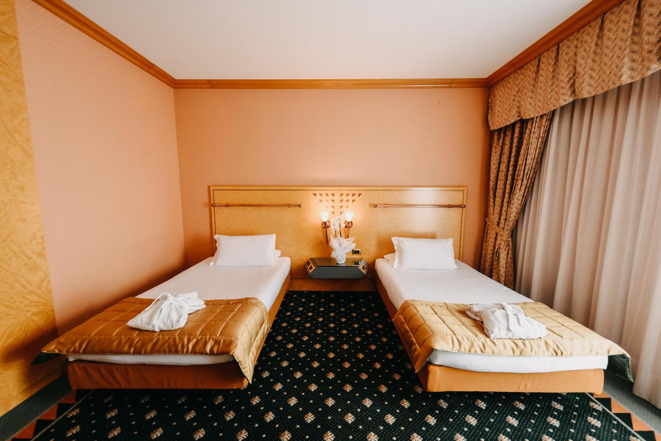 Twin Room - Photo 18