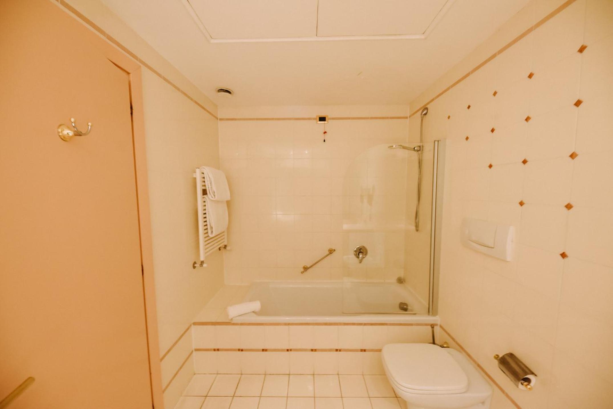 Twin Room - Photo 16