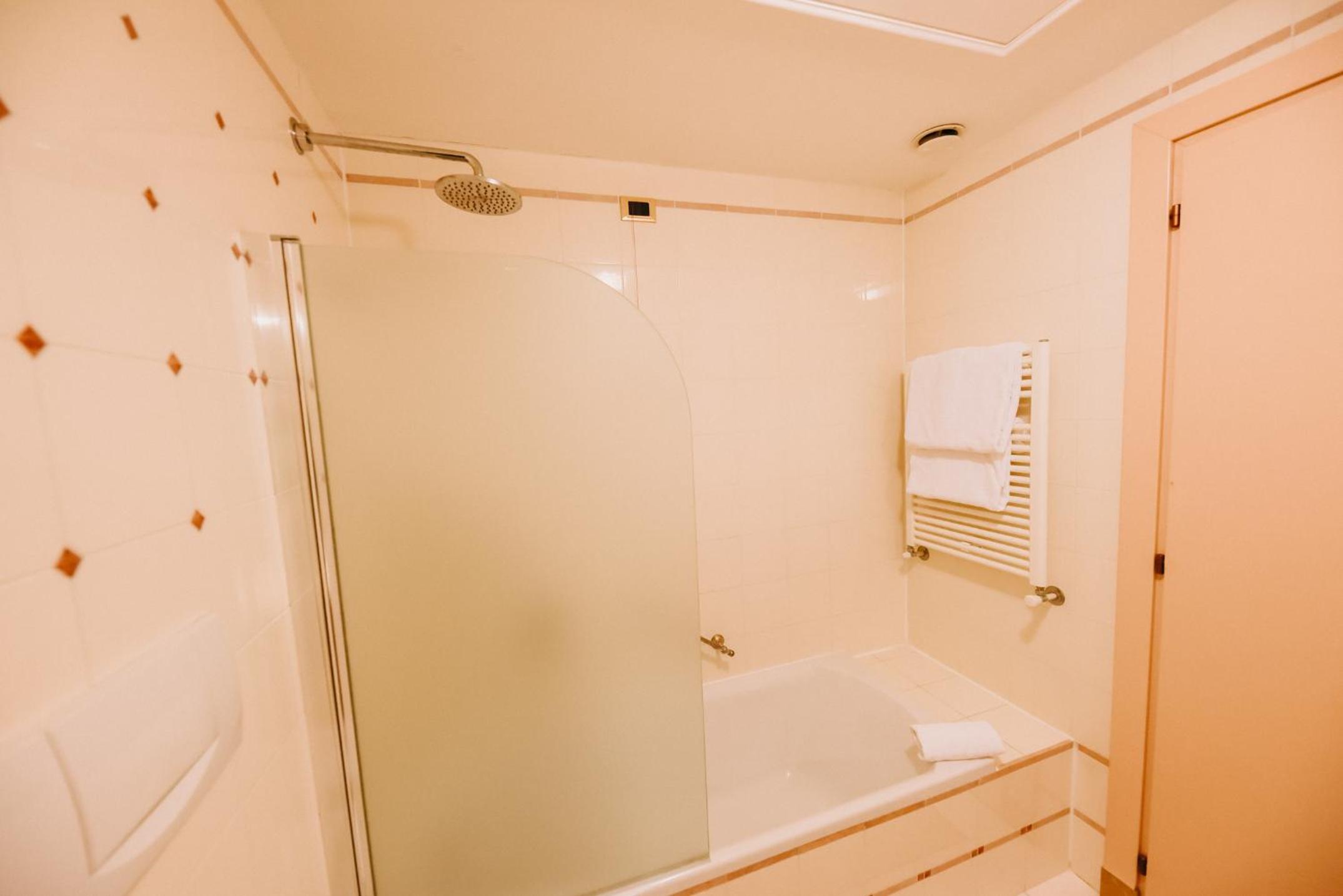 Twin Room - Photo 15