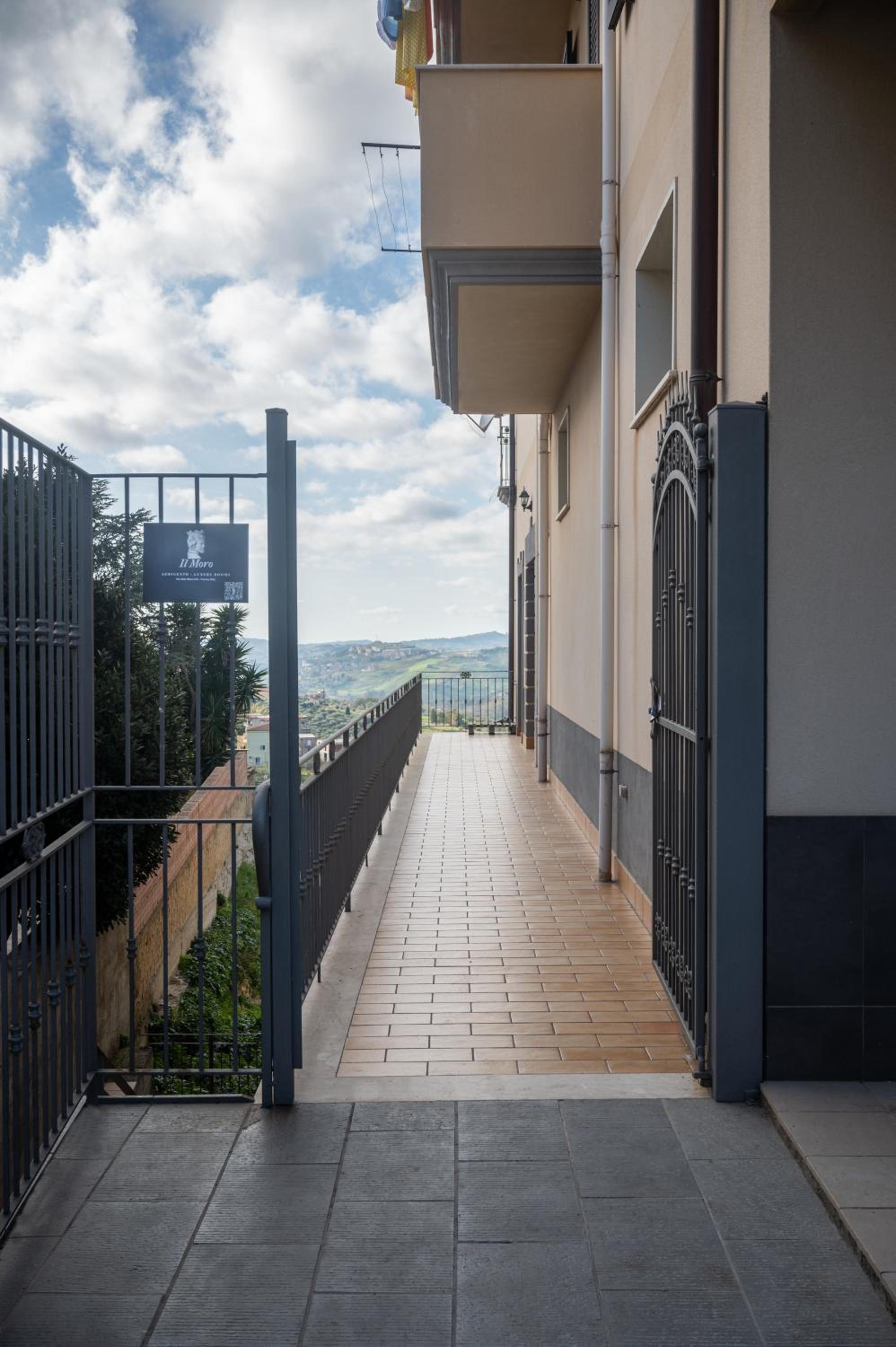 Deluxe Double Room with Balcony - Photo 7