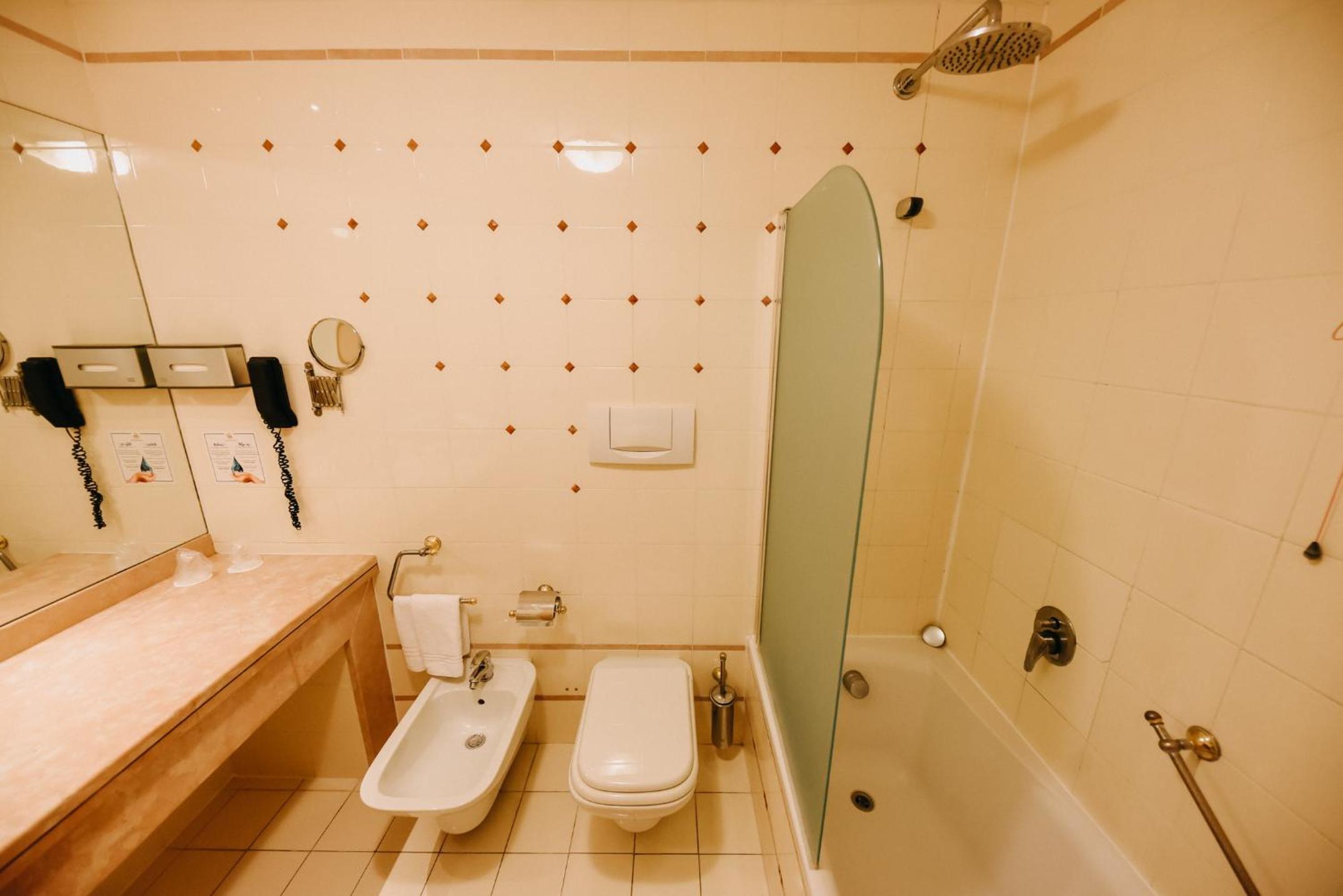 Twin Room - Photo 12