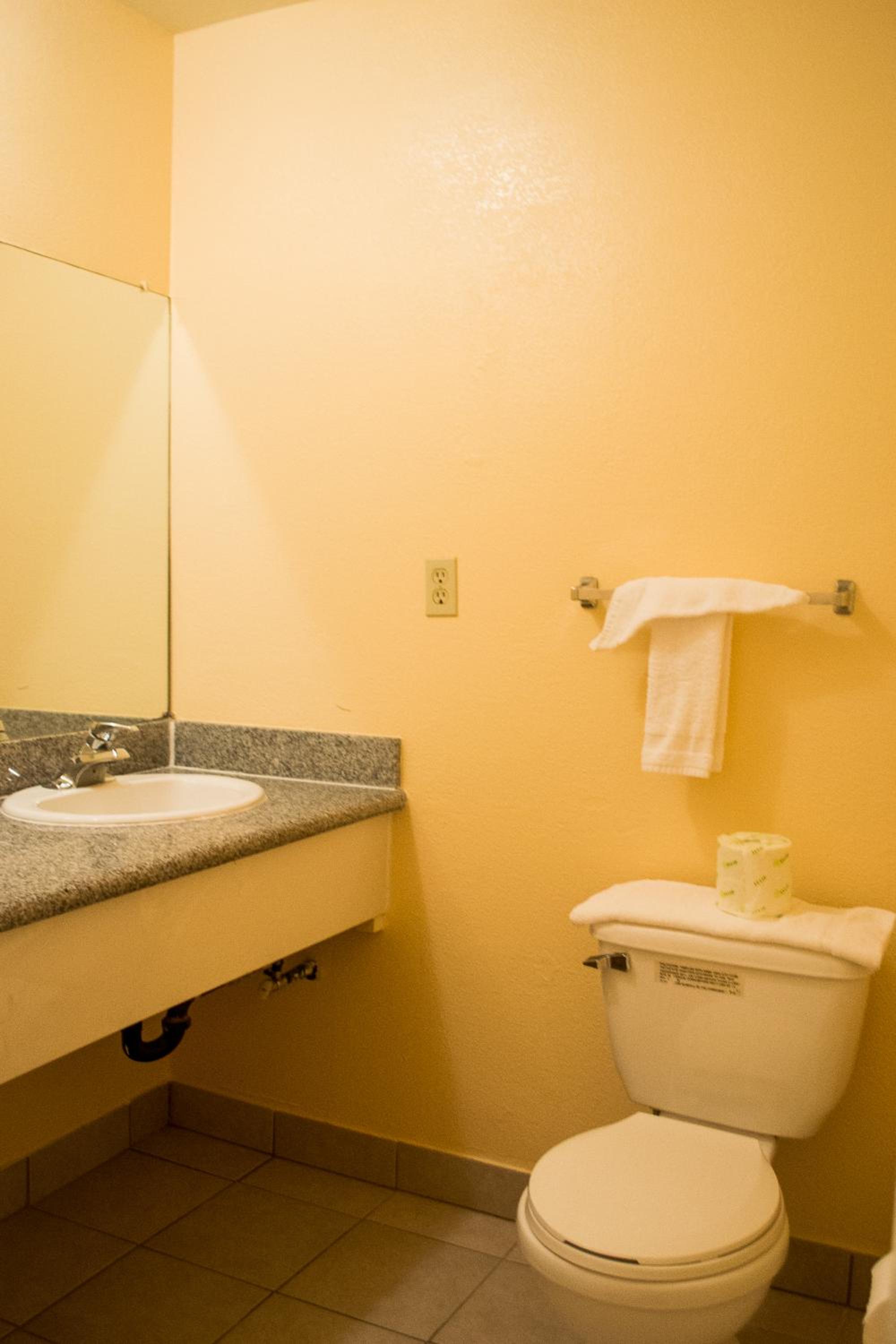 Queen Room - Non-Smoking - Photo 6