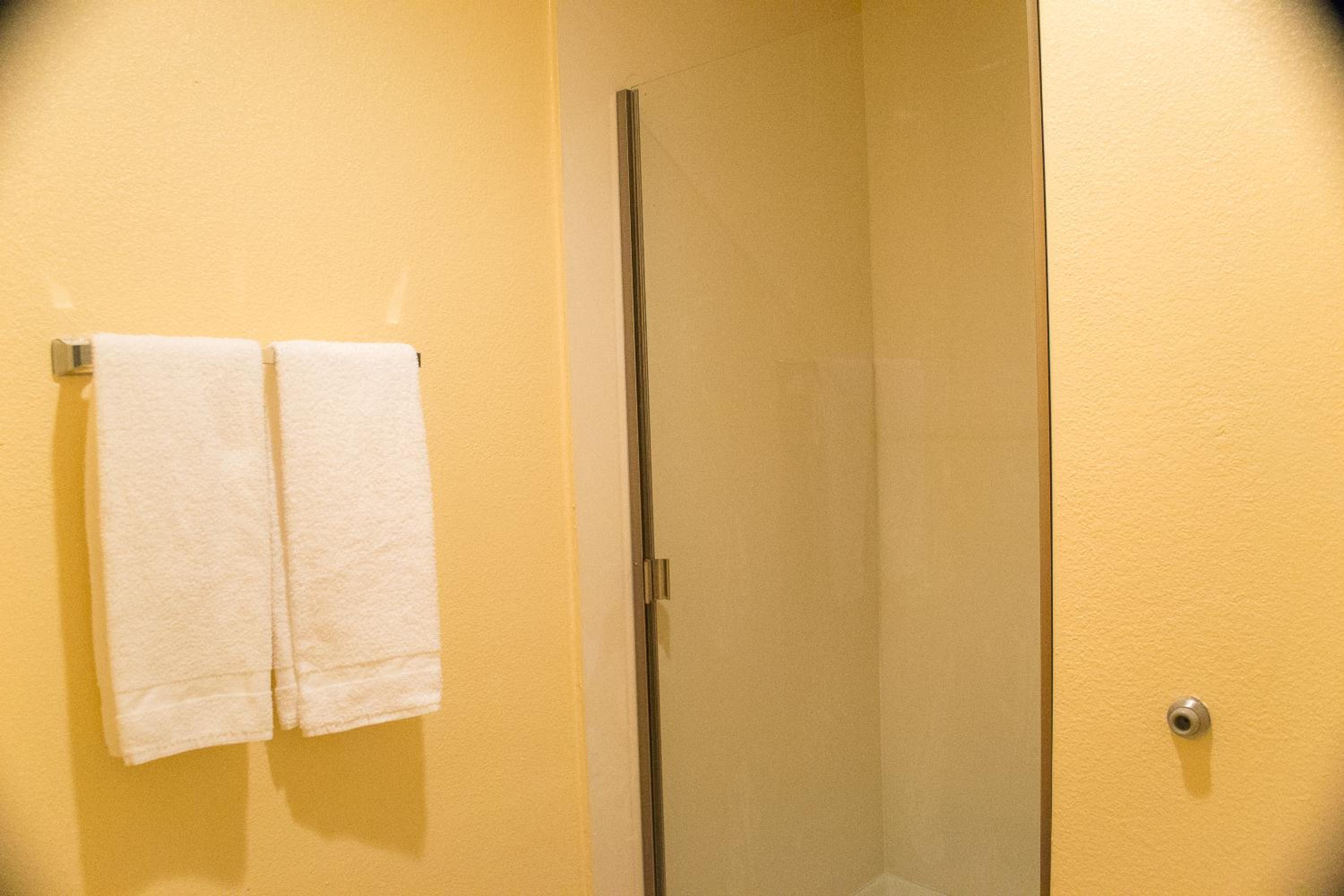 King Room - Non-Smoking - Photo 4