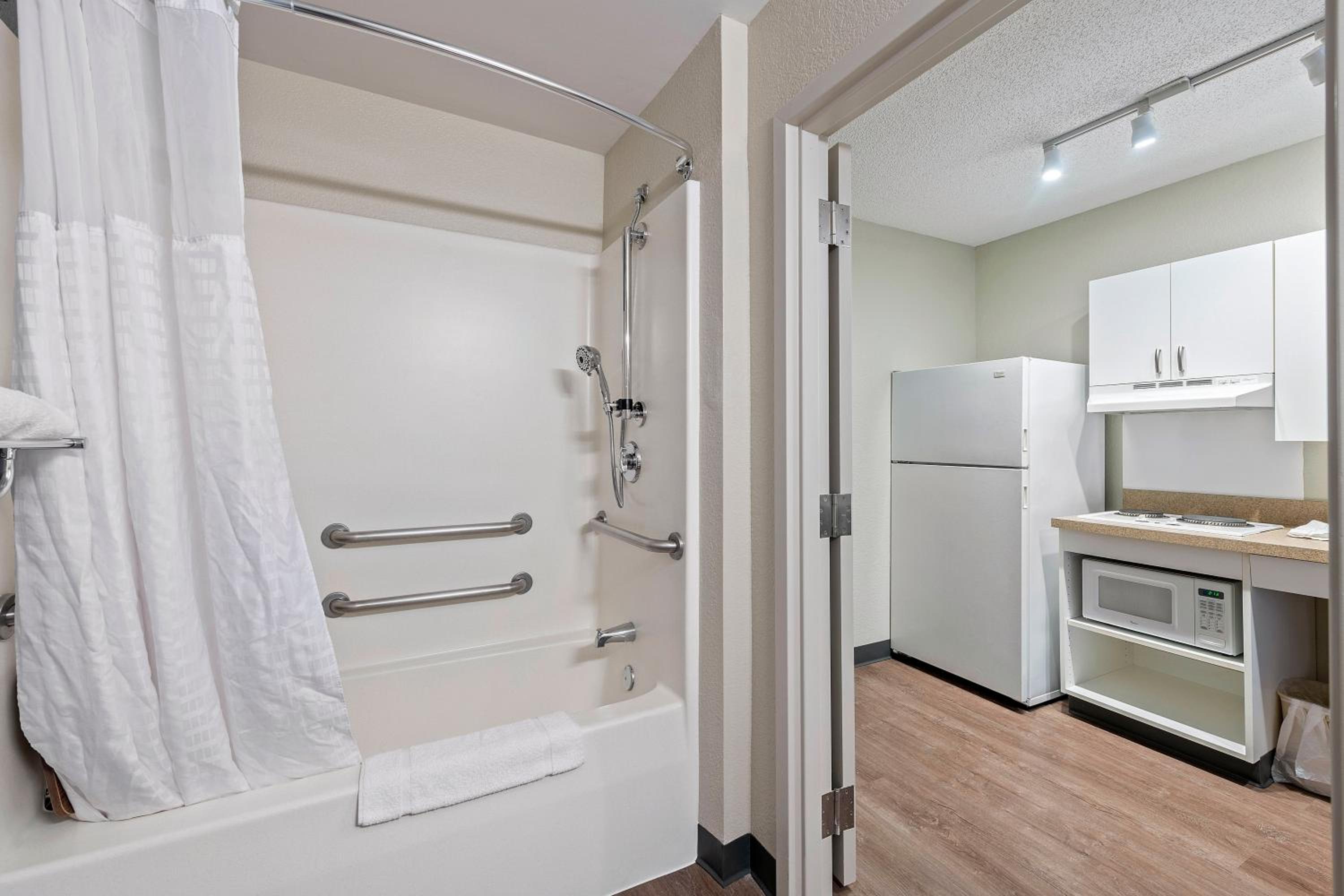 Studio with 1 Queen Bed - Hearing Accessible - Non-Smoking - Photo 2