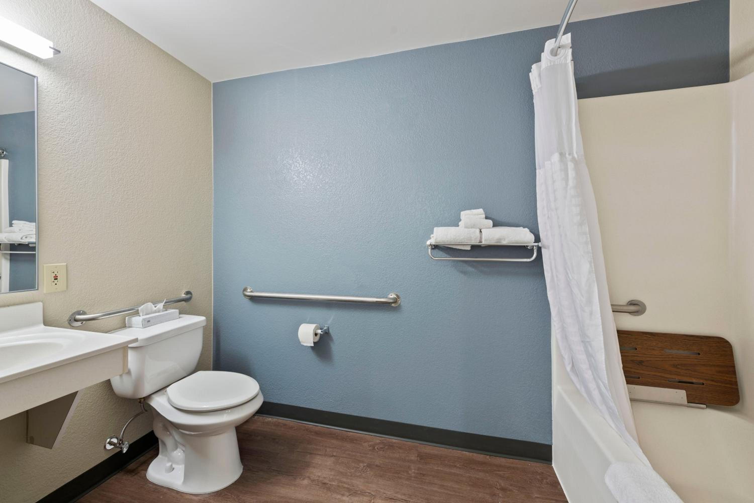 Studio with 1 Queen Bed - Hearing Accessible - Non-Smoking - Photo 3
