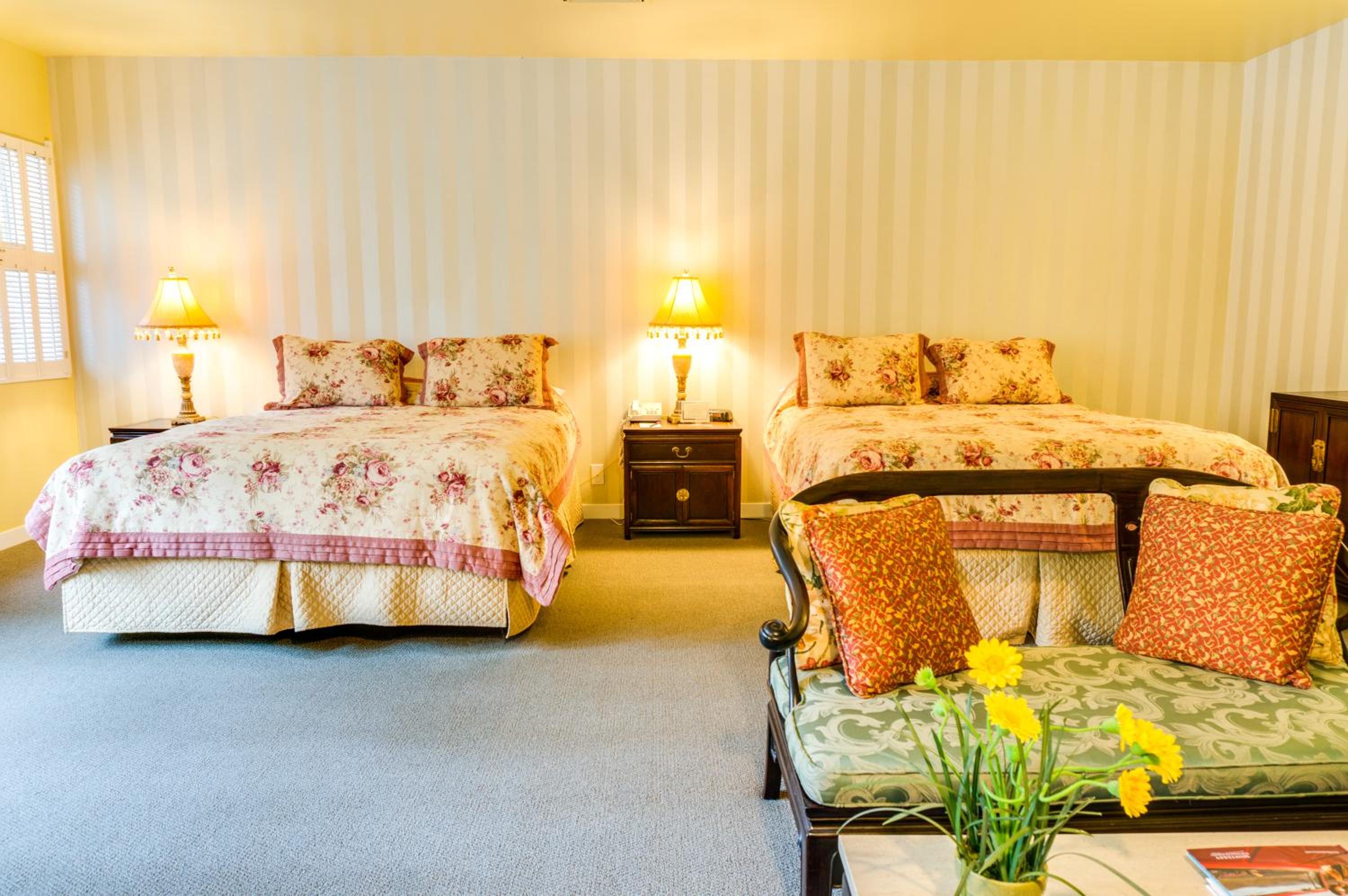 Deluxe Queen Room with Two Queen Beds photo 3