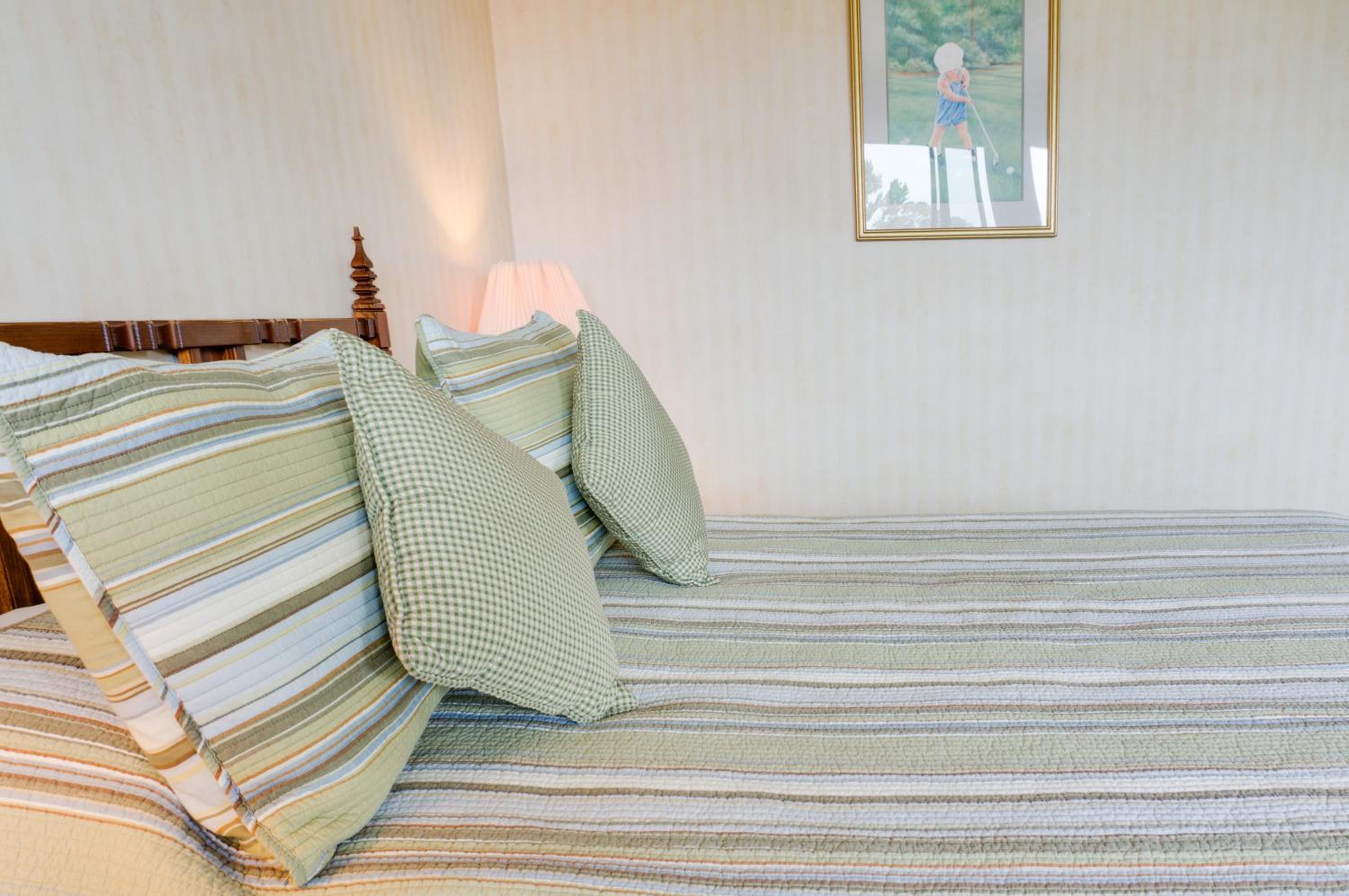 Queen Room with Pool View photo 2