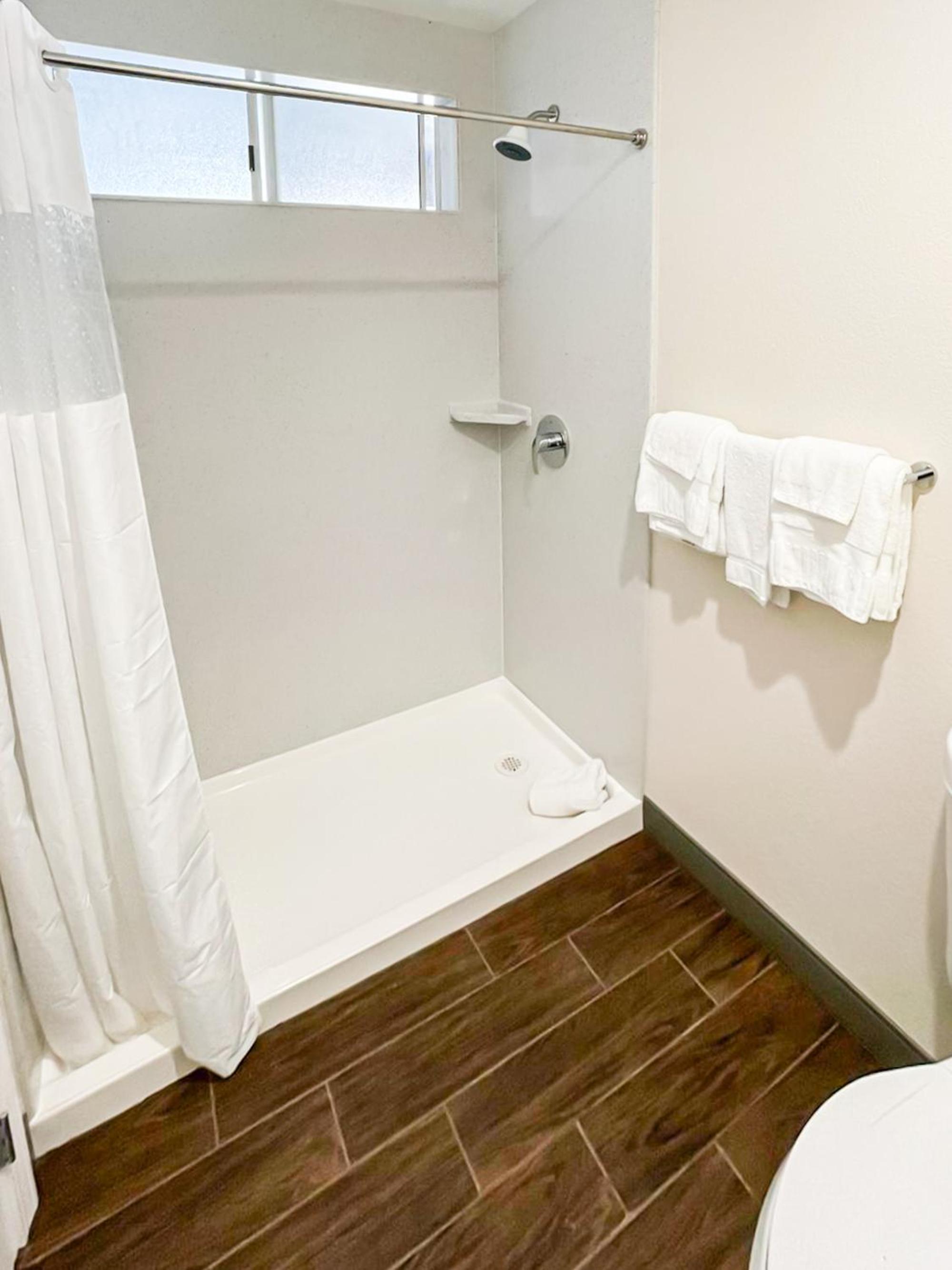 King Room with Balcony - Photo 3