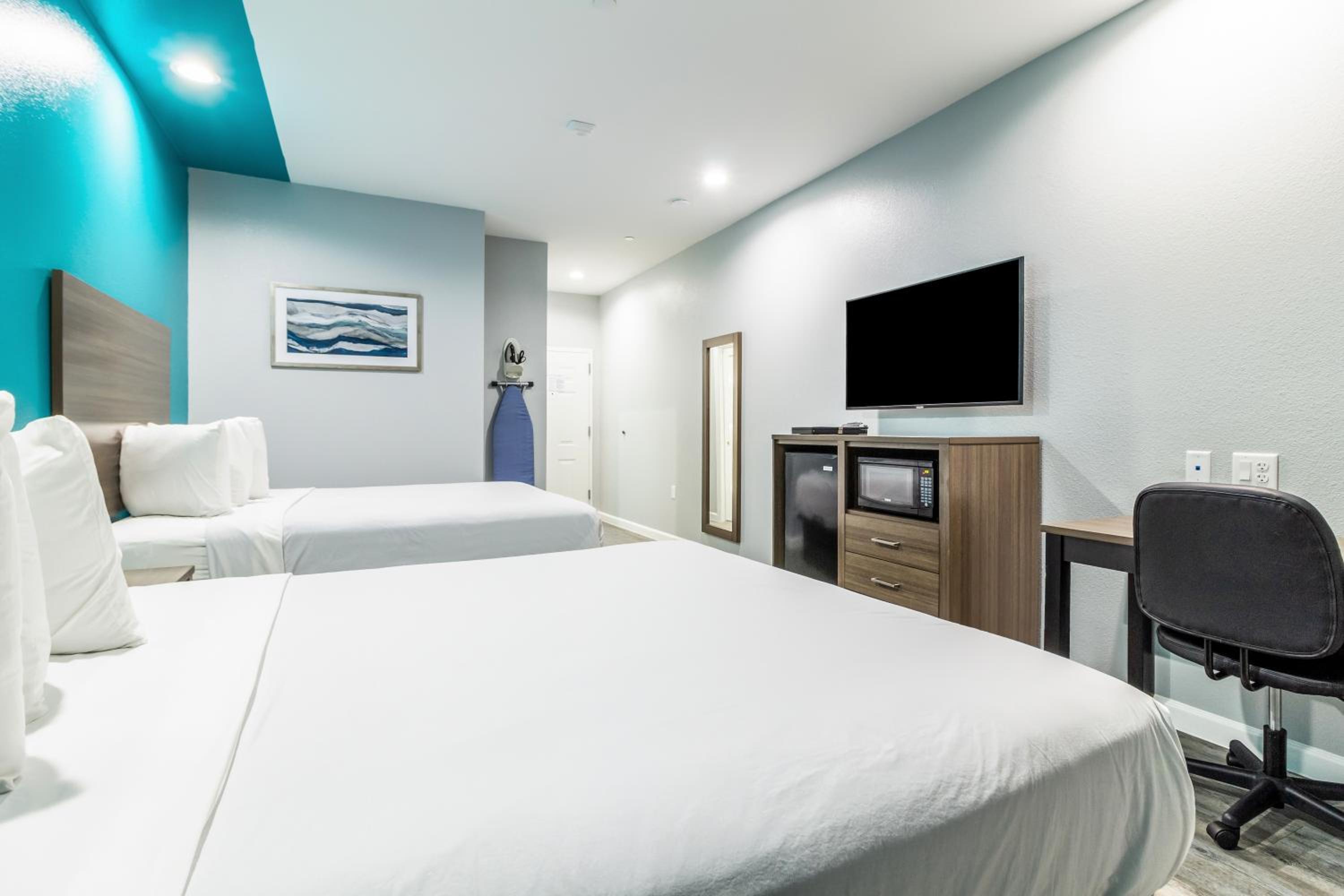 Queen Room with Two Queen Beds - Non-Smoking - Photo 5