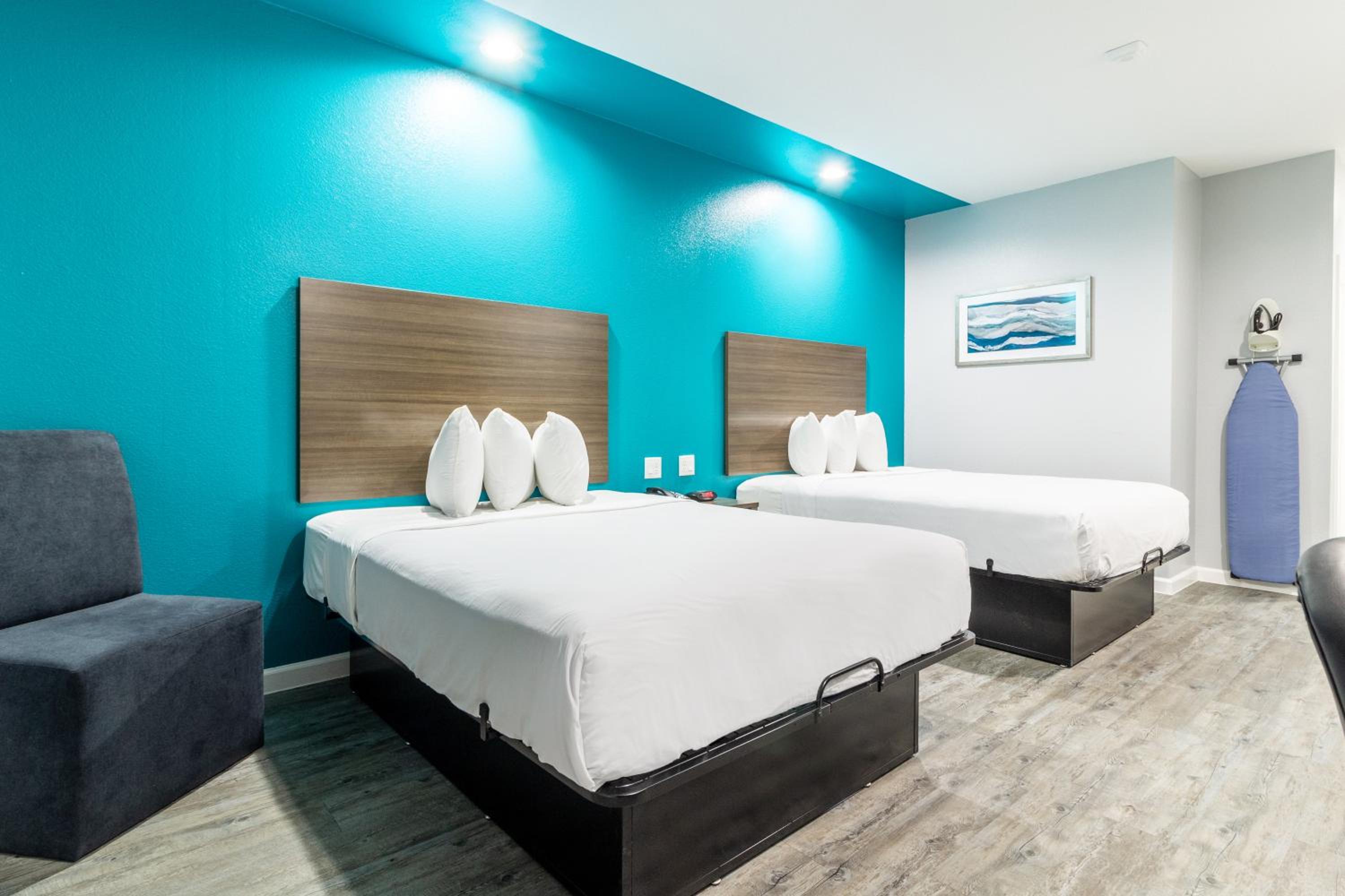 Queen Room with Two Queen Beds - Non-Smoking - Photo 2