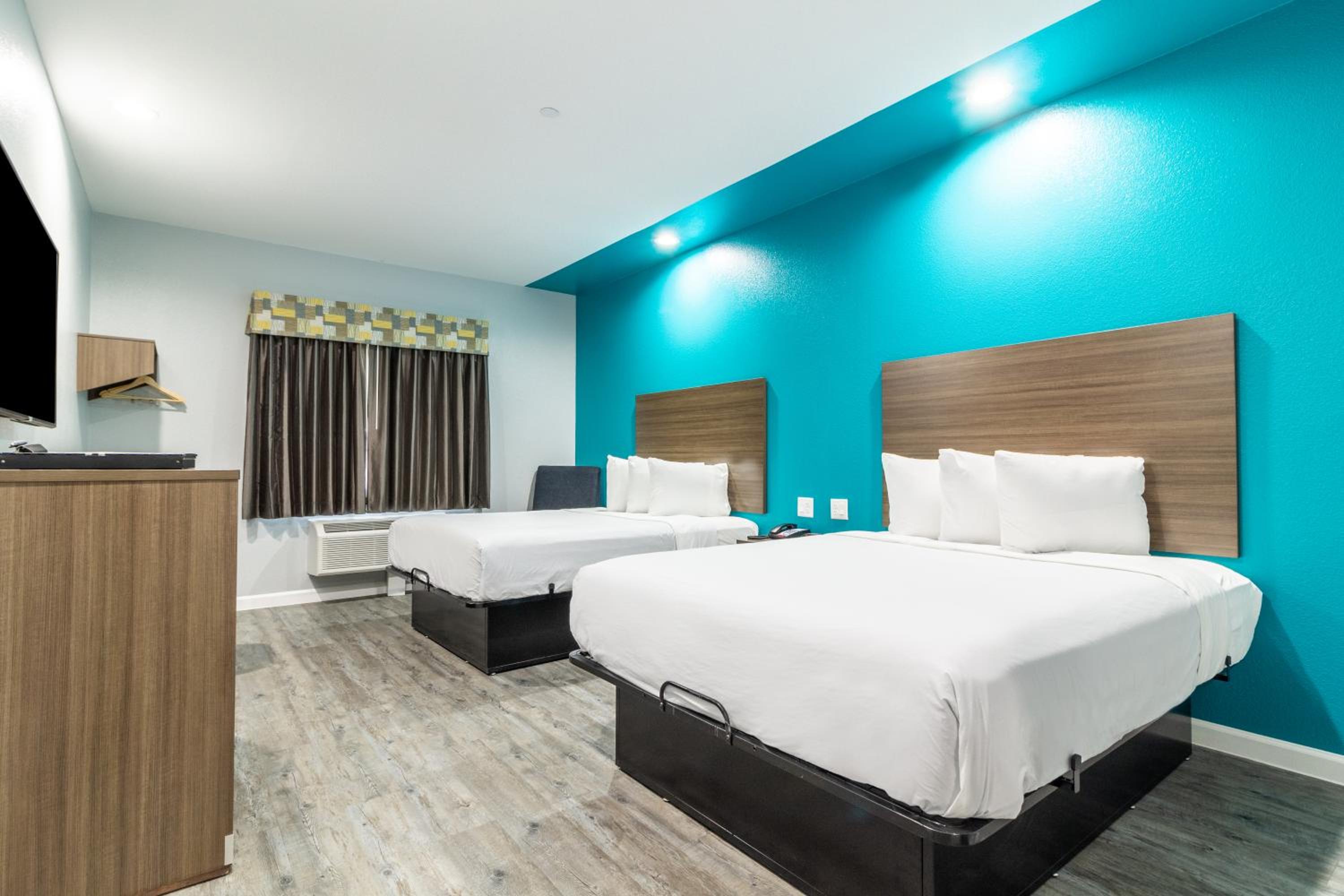 Queen Room with Two Queen Beds - Non-Smoking - Photo 1
