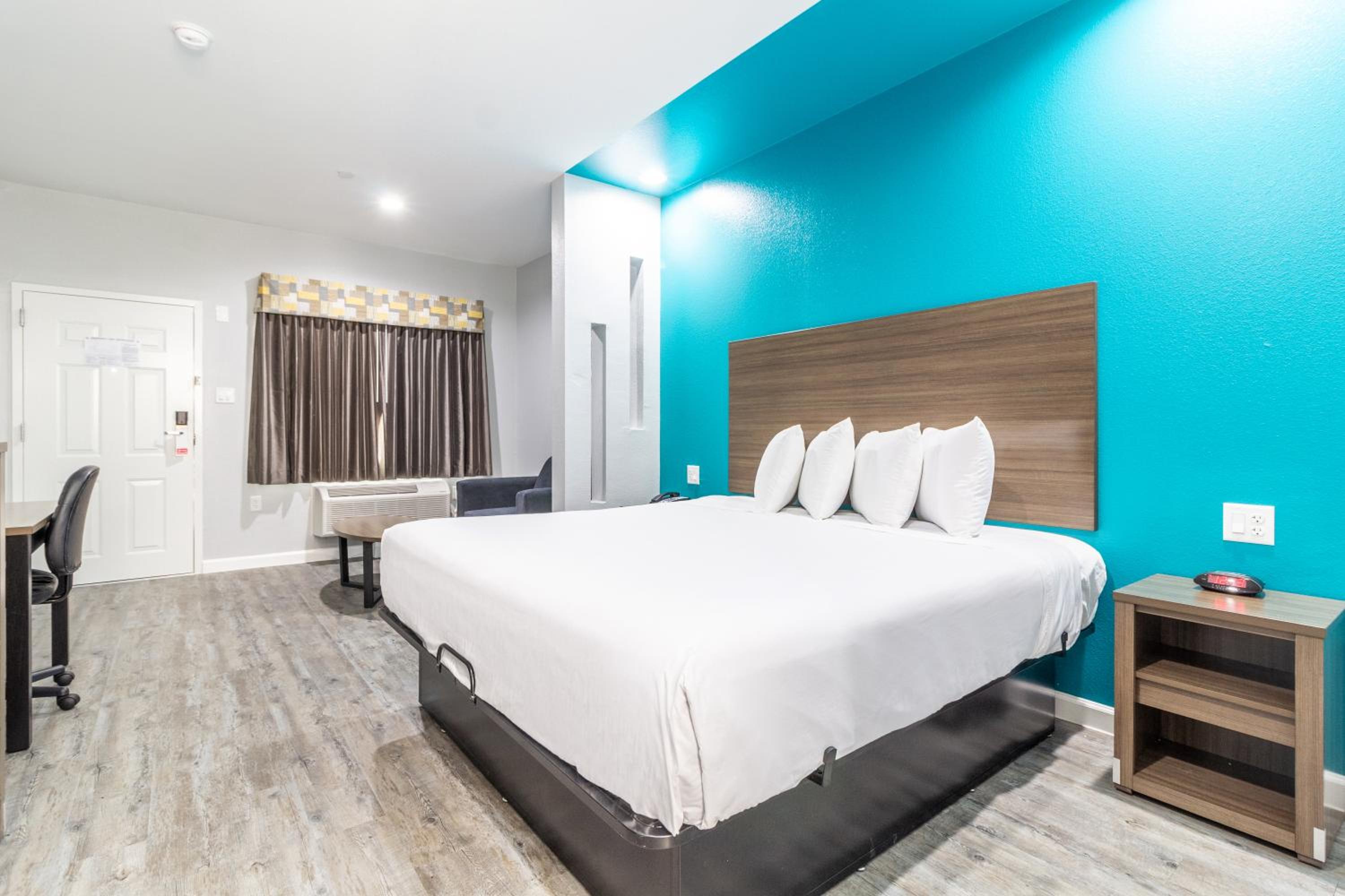 1 King Bed Non Smoking - Photo 1