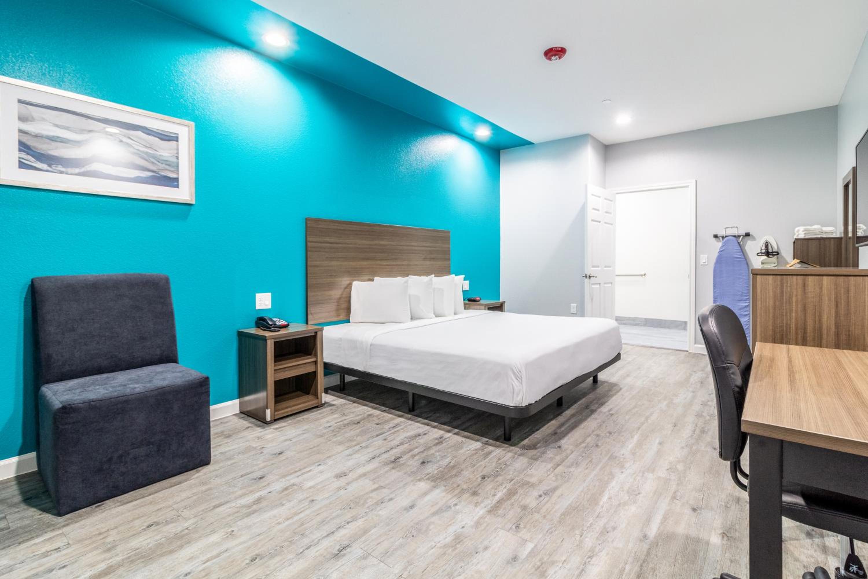 1 King Bed Accessible Non Smoking photo 3