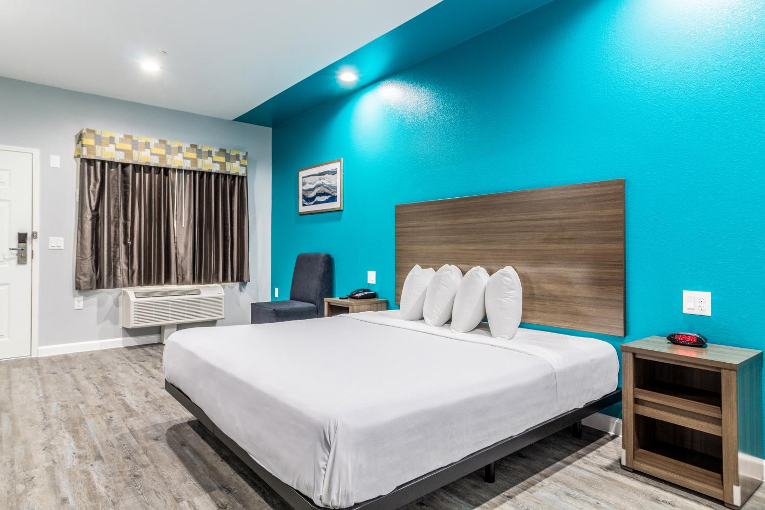 1 King Bed Accessible Non Smoking photo 3