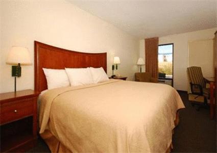 King Room - Non-Smoking - Photo 4