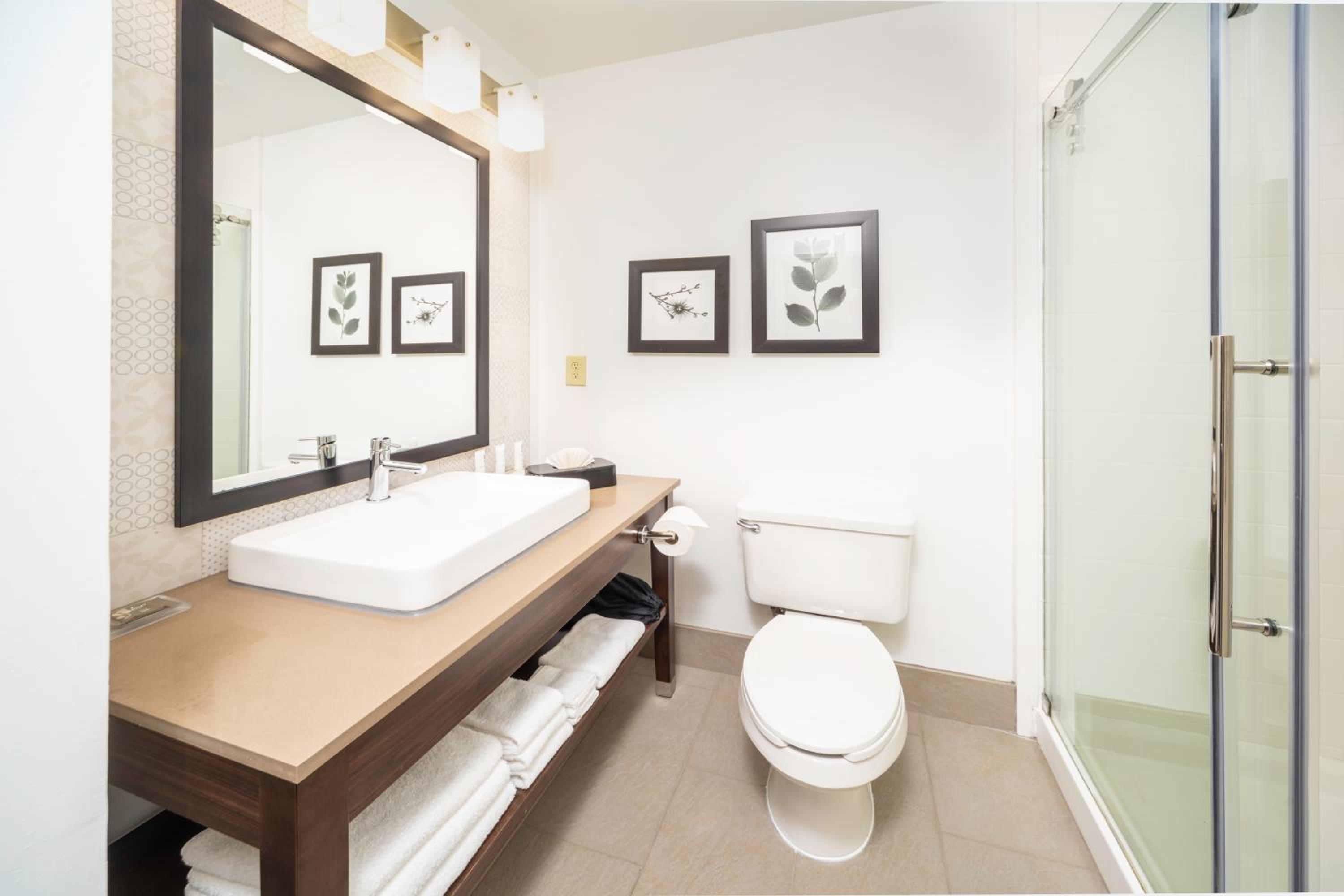 Queen Room with Two Queen Beds - Non-Smoking - Photo 6