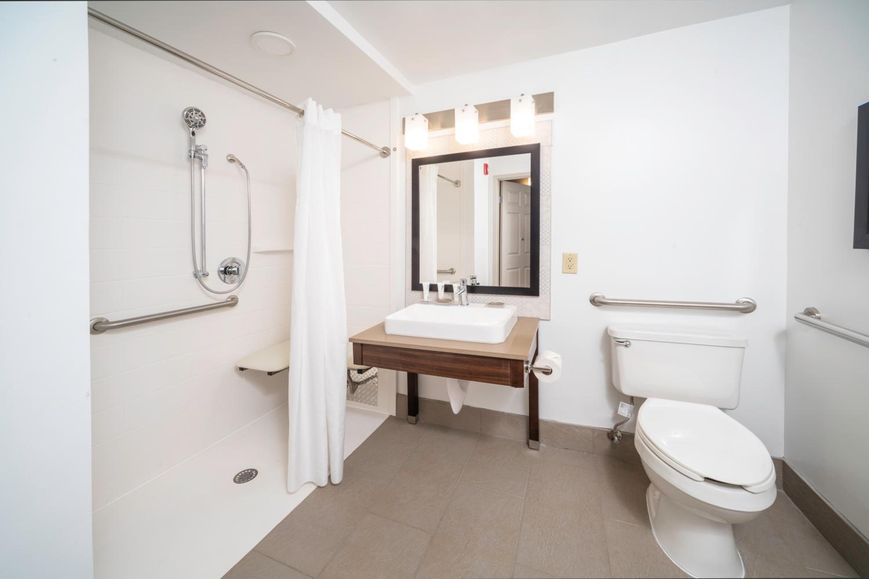 King Studio Suite with Roll-in Shower - Non-Smoking - Photo 3