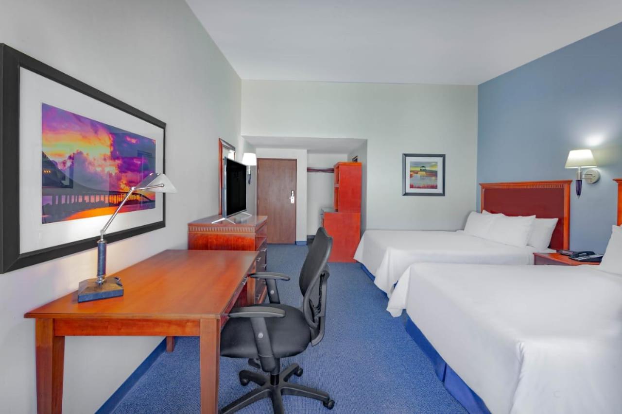 Queen Room with Two Queen Beds - Non-Smoking - Photo 1