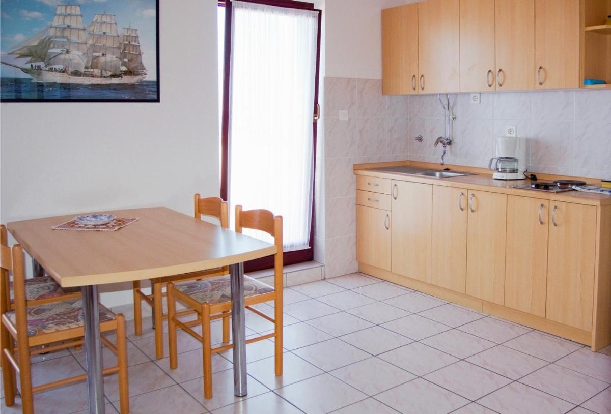 Apartment 4 photo 3