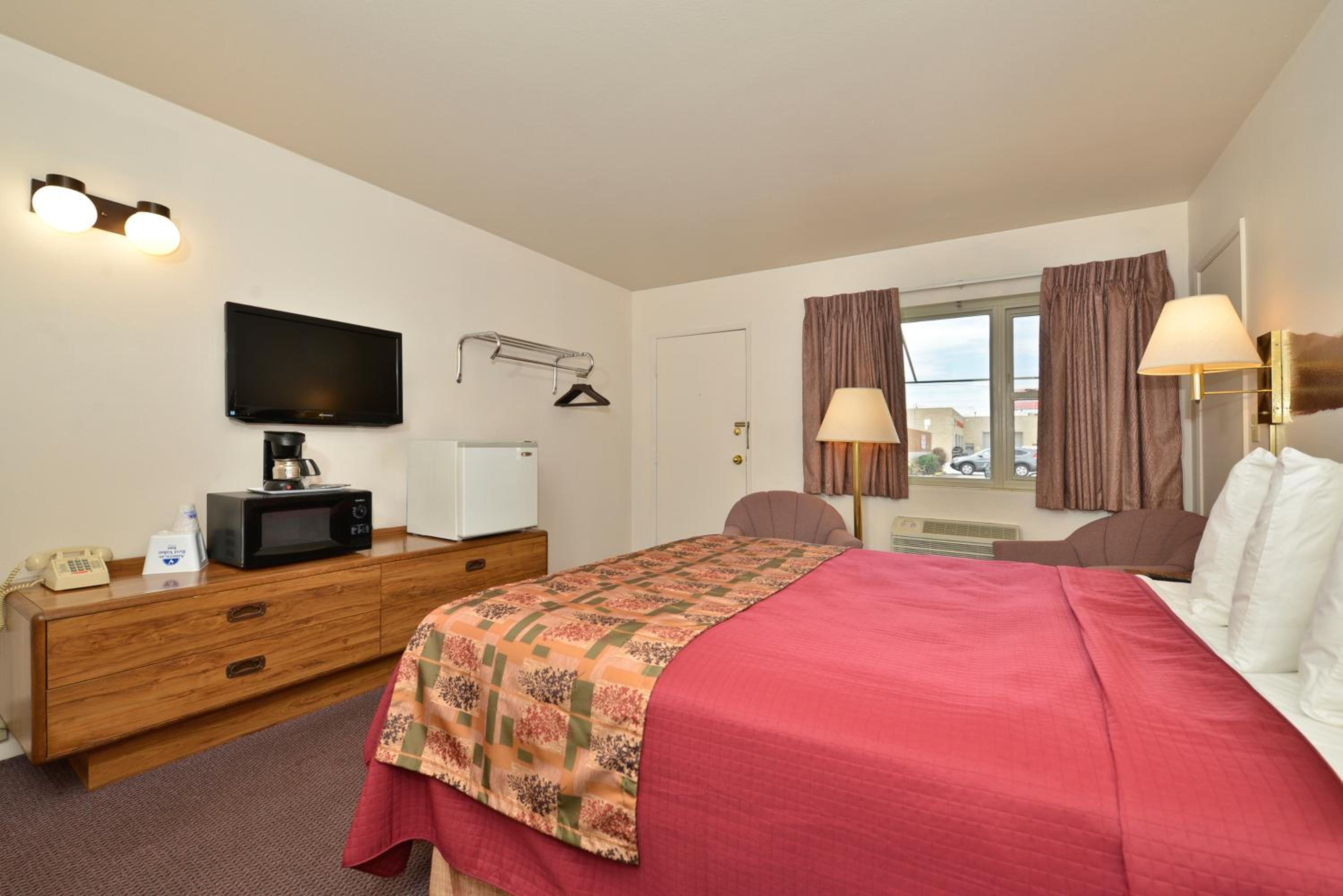 1 Queen Bed Non-Smoking - Photo 2