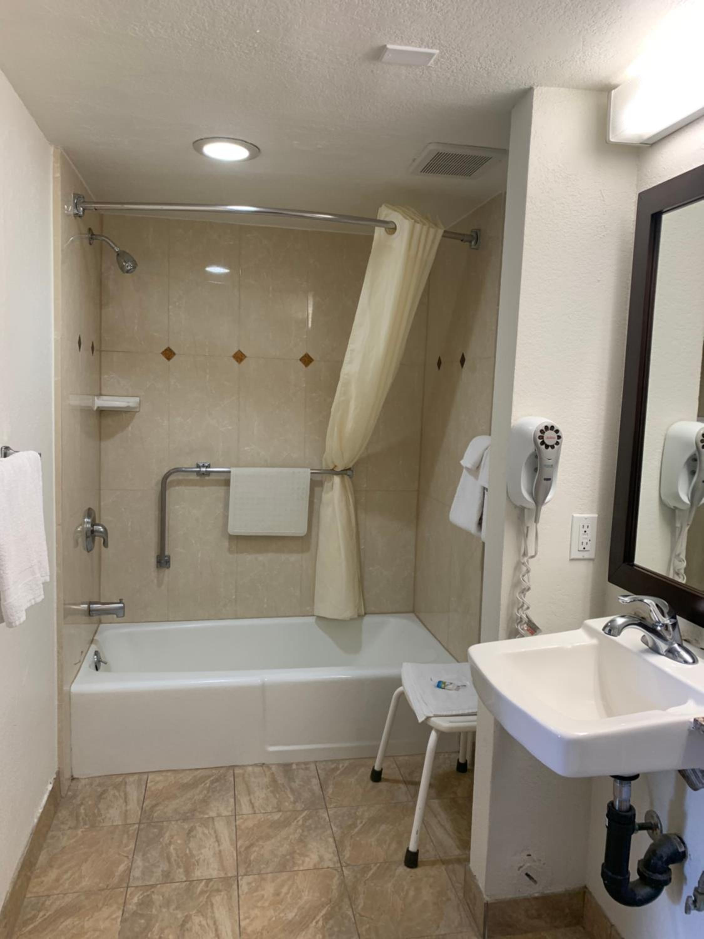 Queen Room - Disability Access - Photo 2