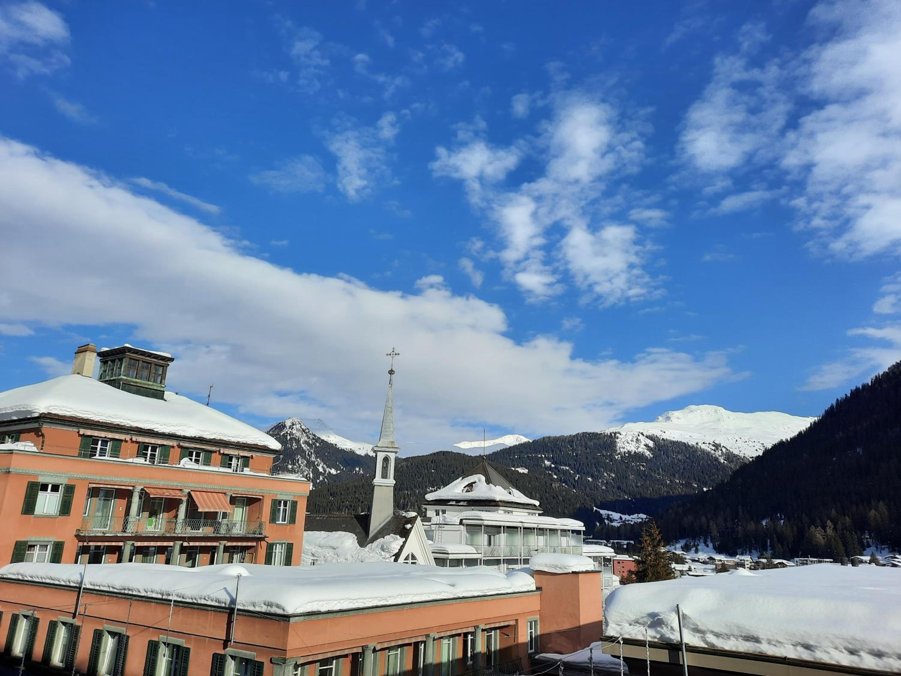Apartment with Mountain View - Photo 2
