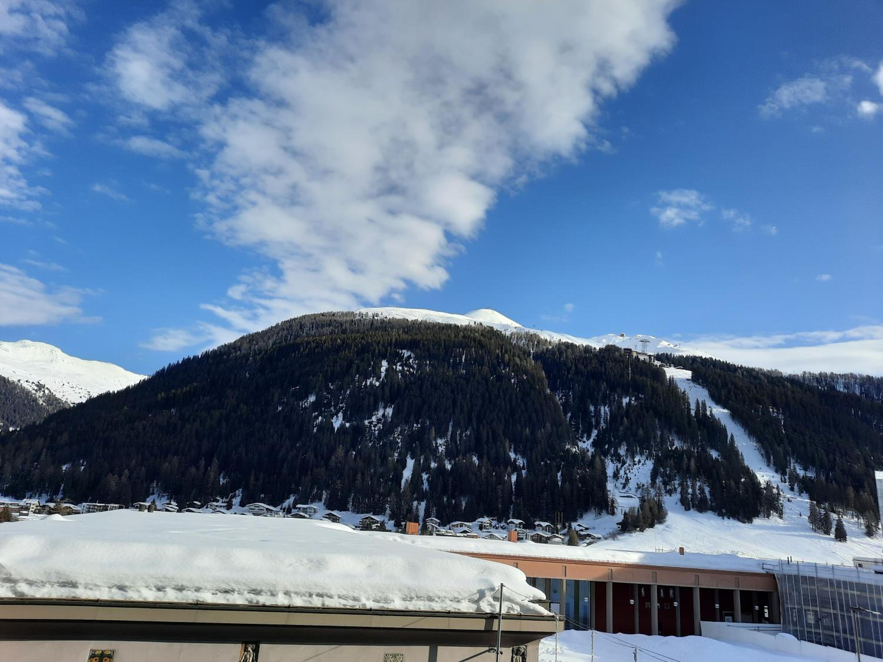 Apartment with Mountain View - Photo 3